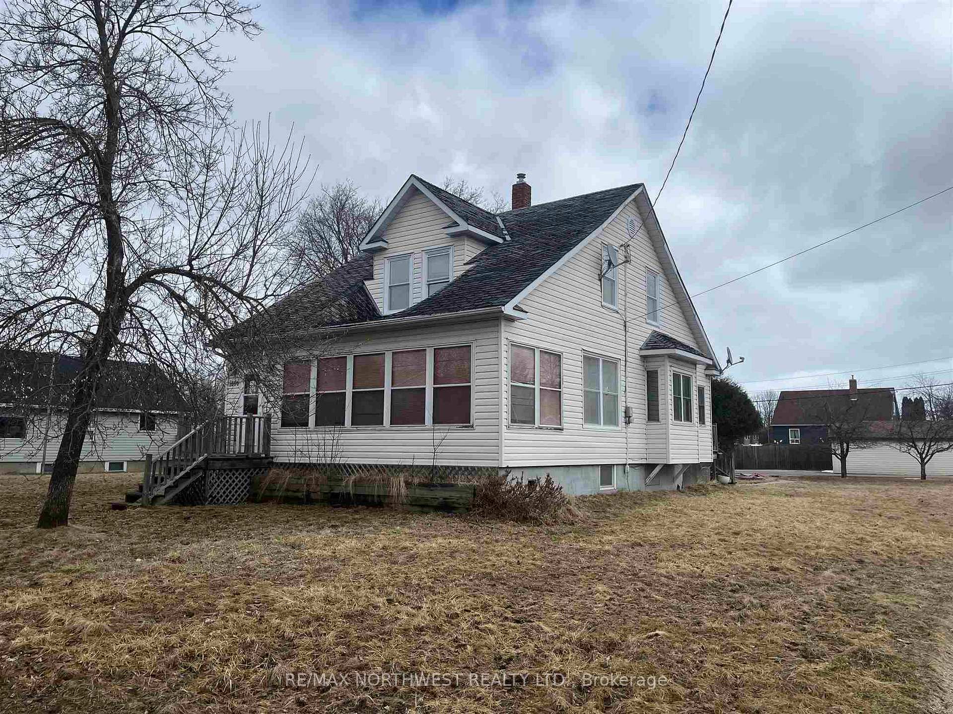 Front of 1000 Victoria Ave. N. N