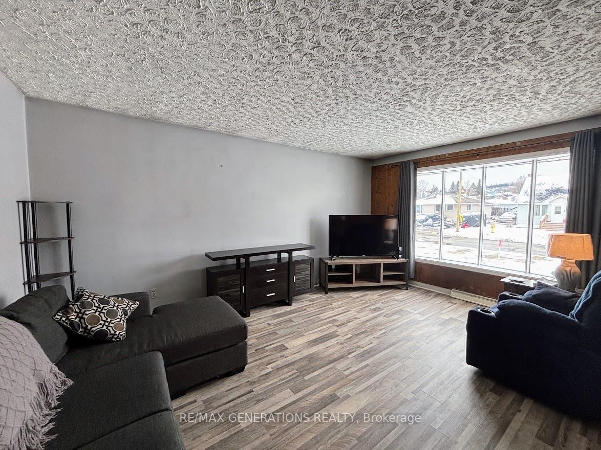 Photo 6 of 68 Neebig Avenue, Manitouwadge — HOMEH