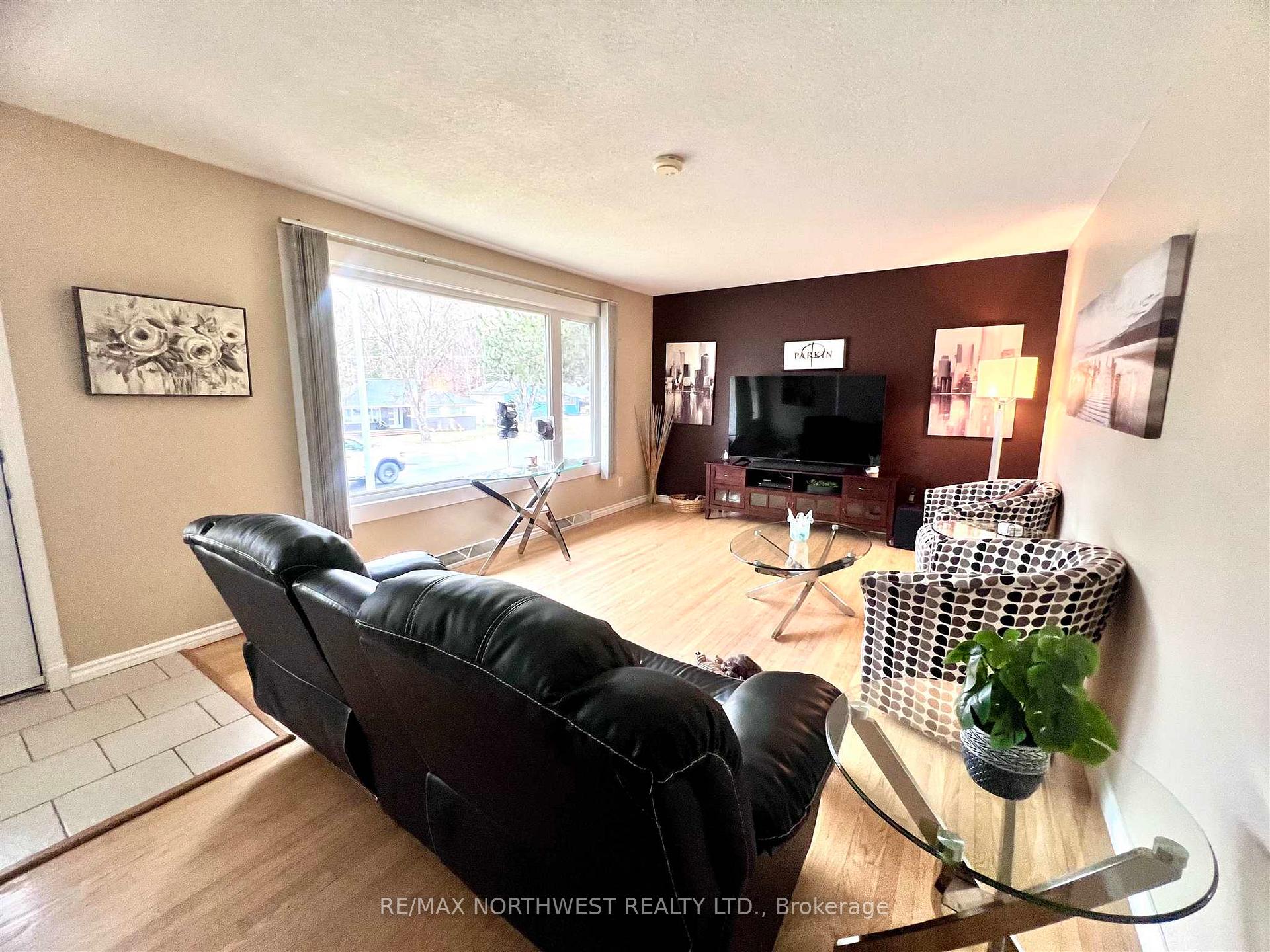 Photo 5 of 1352 Valley Drive, Kenora, Pinecrest — HOMEH