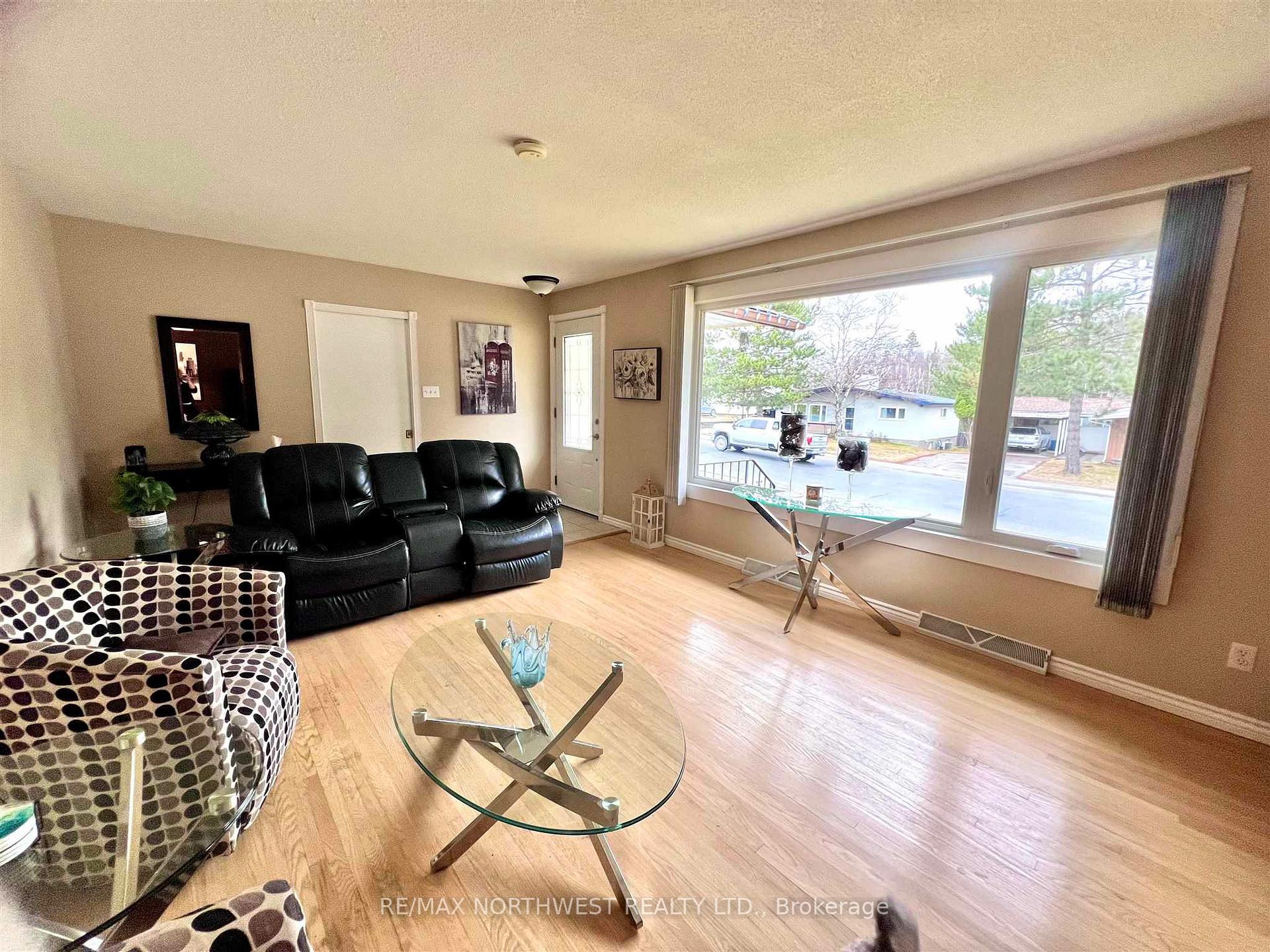 Photo 6 of 1352 Valley Drive, Kenora, Pinecrest — HOMEH
