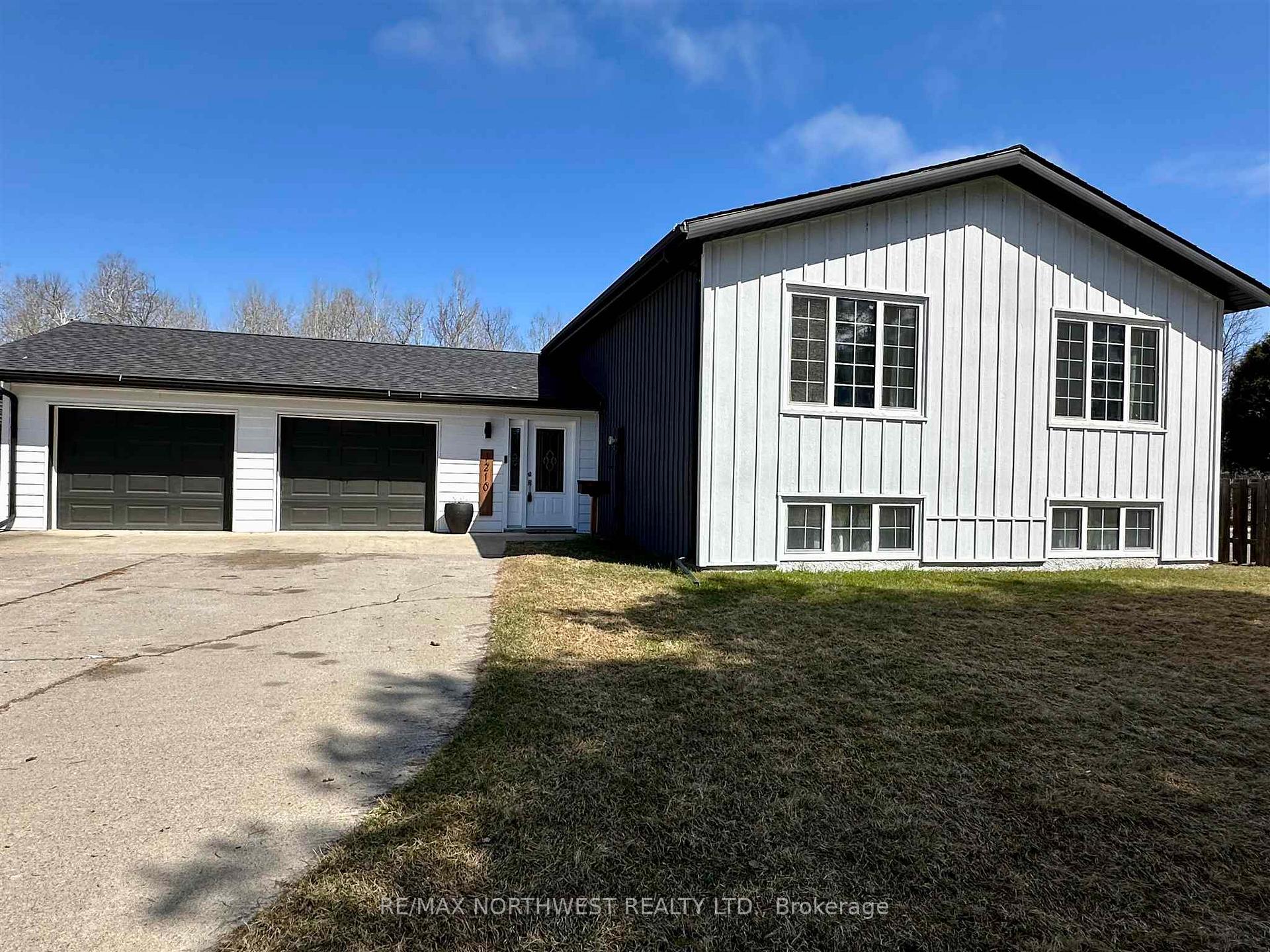 Photo 2 of 1210 Strachan Place, Fort Frances — HOMEH