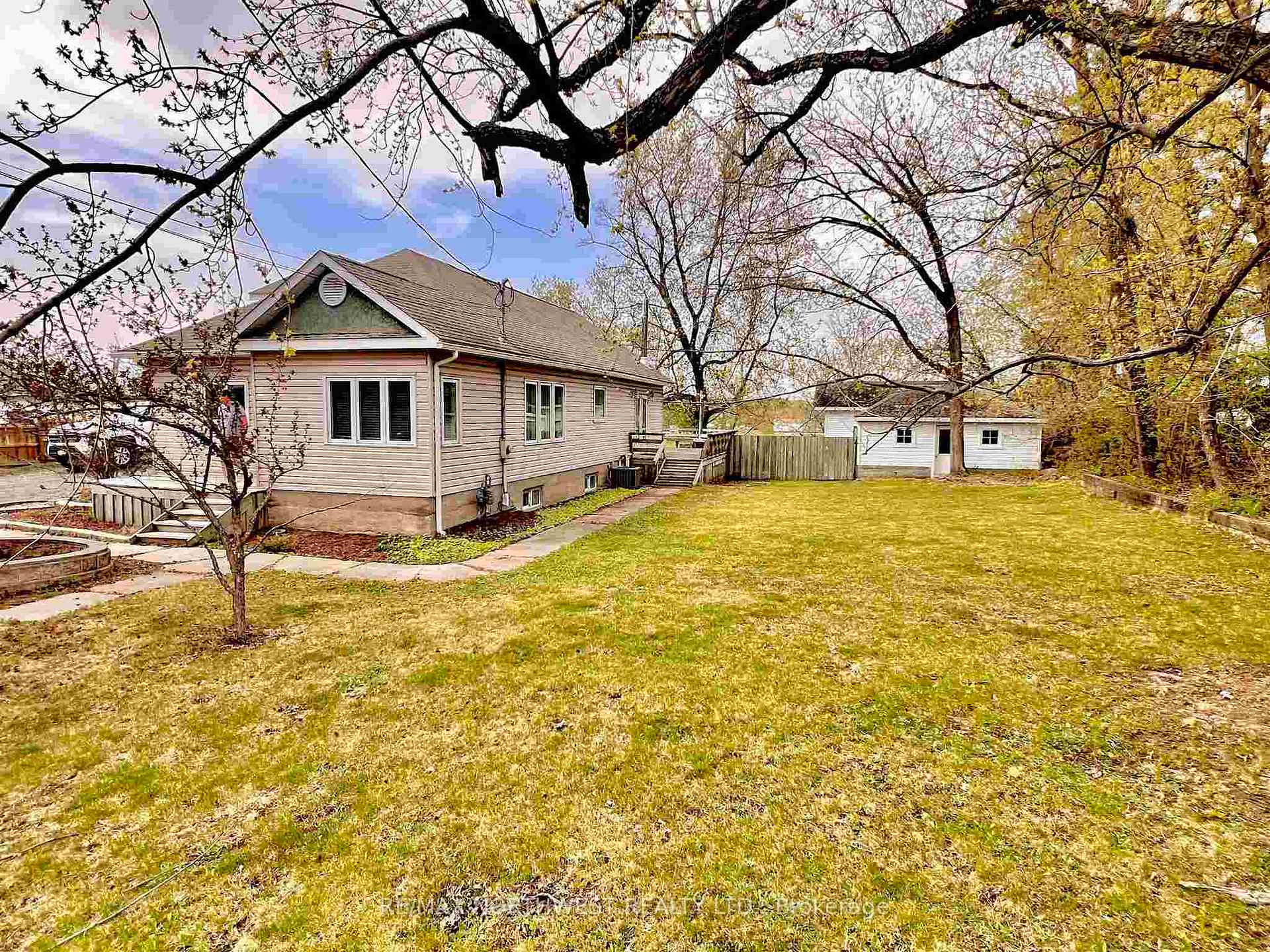 Photo 2 of 1208 Ottawa Street, Kenora, Keewatin — HOMEH