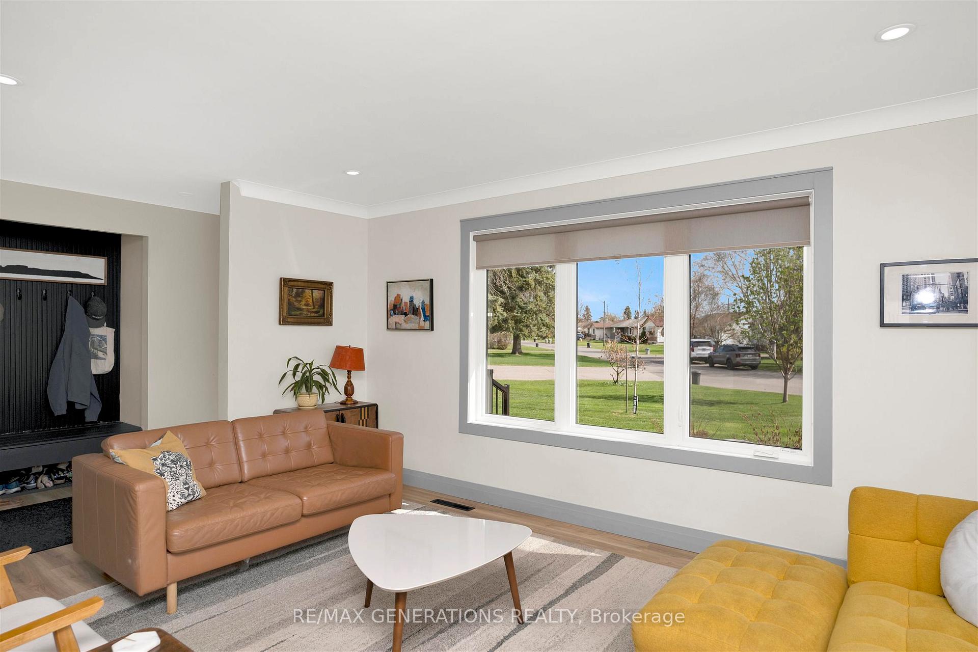 Photo 4 of 636 Thistle Crescent, Thunder Bay, Green Acres — HOMEH