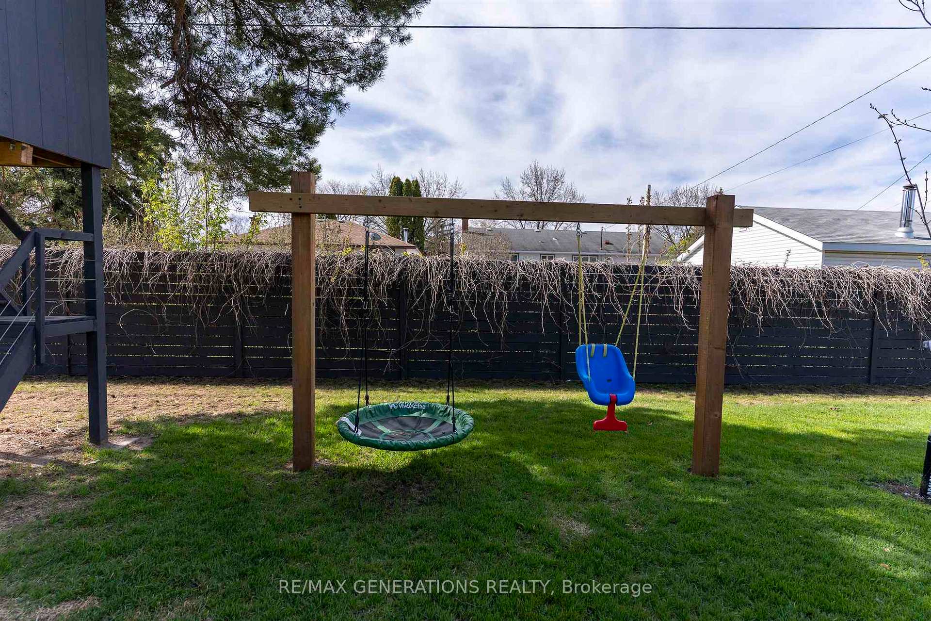 Photo 40 of 636 Thistle Crescent, Thunder Bay, Green Acres — HOMEH