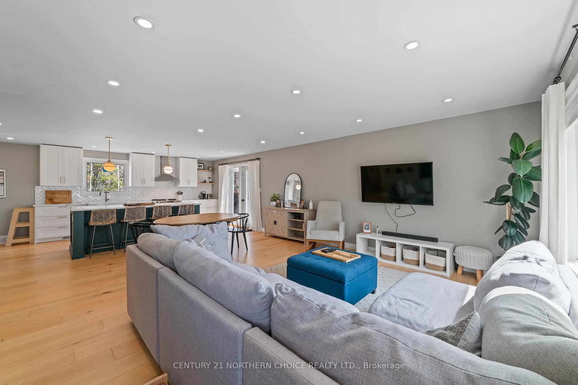 Photo 2 of 16 Cochenour Crescent, Red Lake — HOMEH