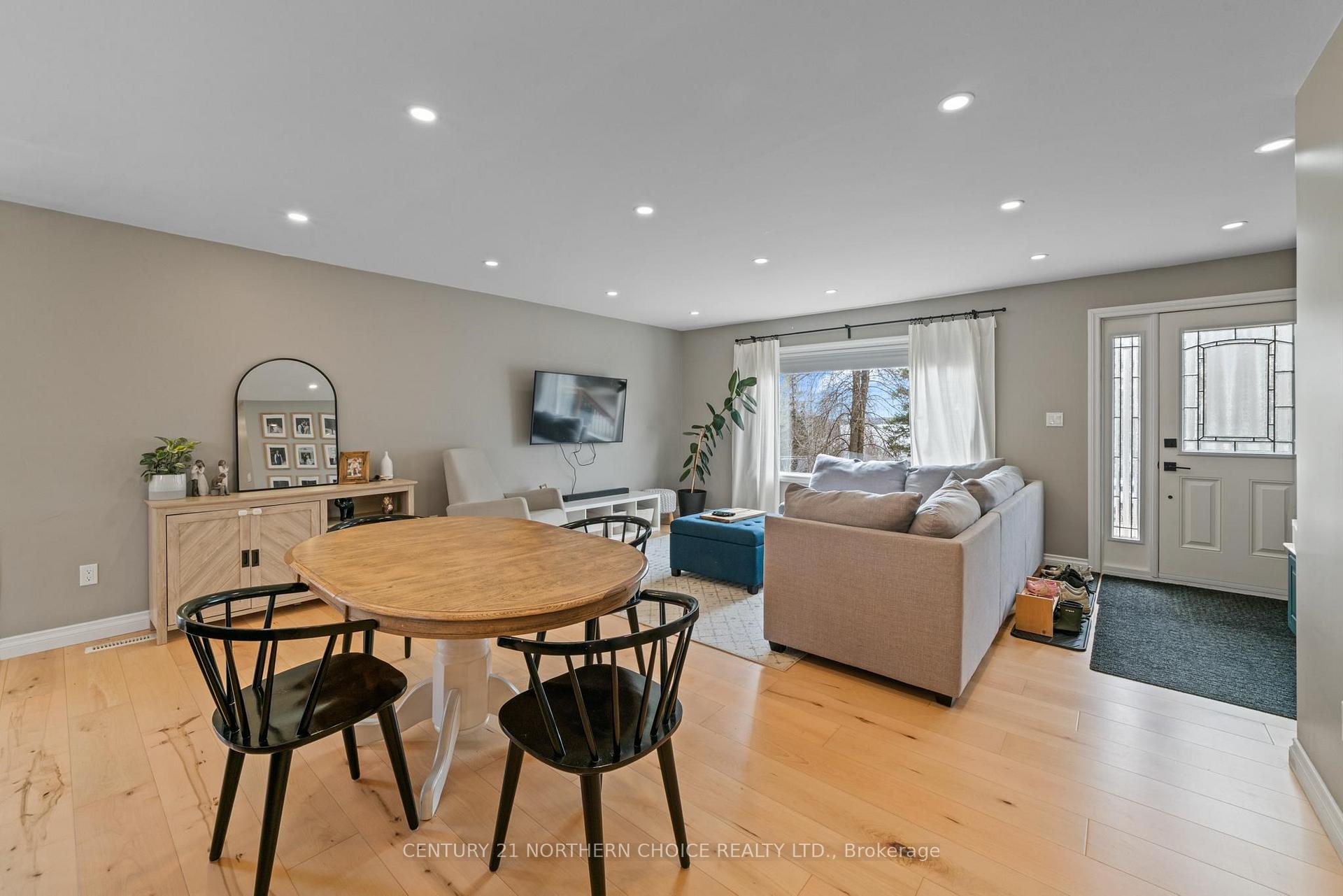 Photo 14 of 16 Cochenour Crescent, Red Lake — HOMEH