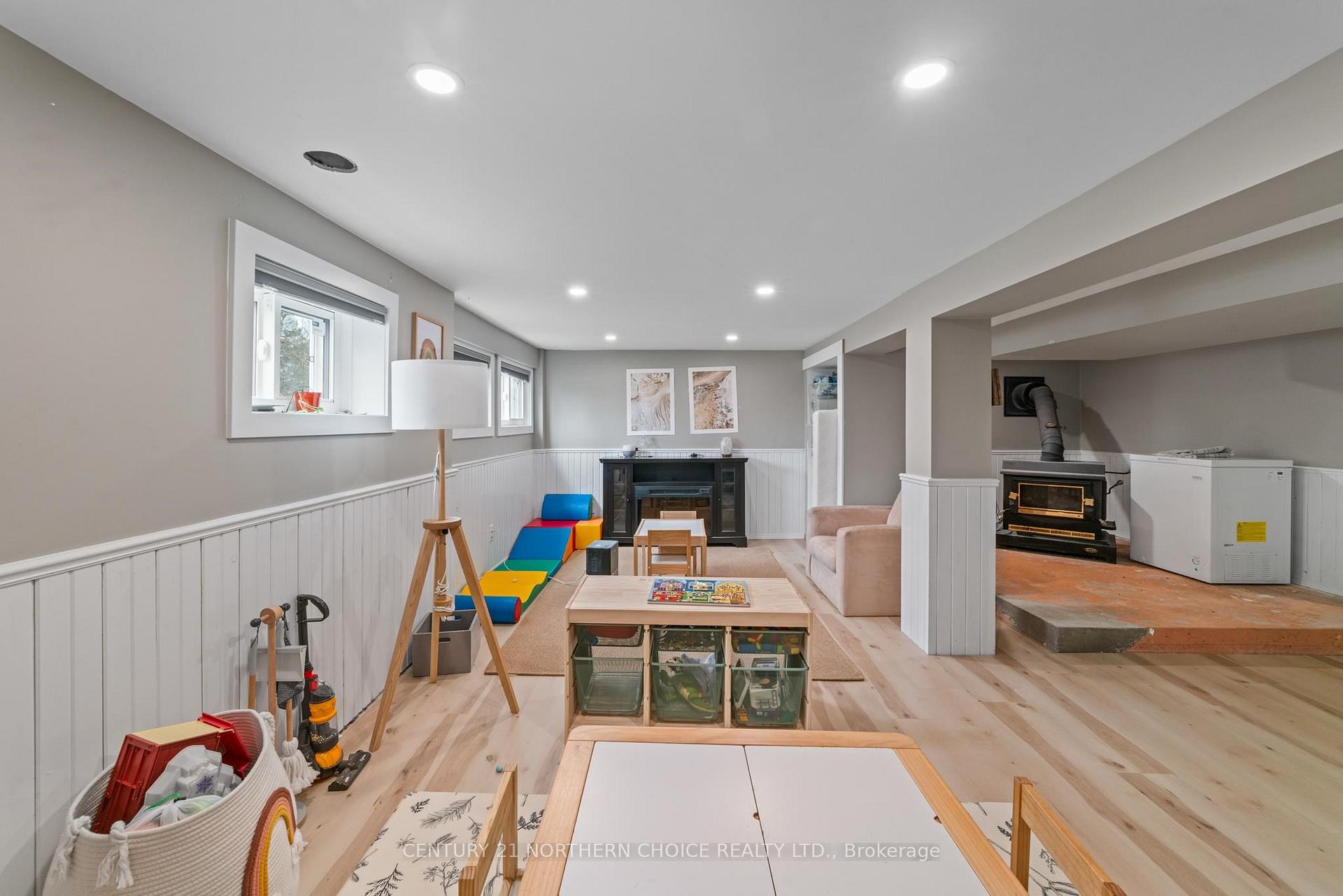 Photo 15 of 16 Cochenour Crescent, Red Lake — HOMEH