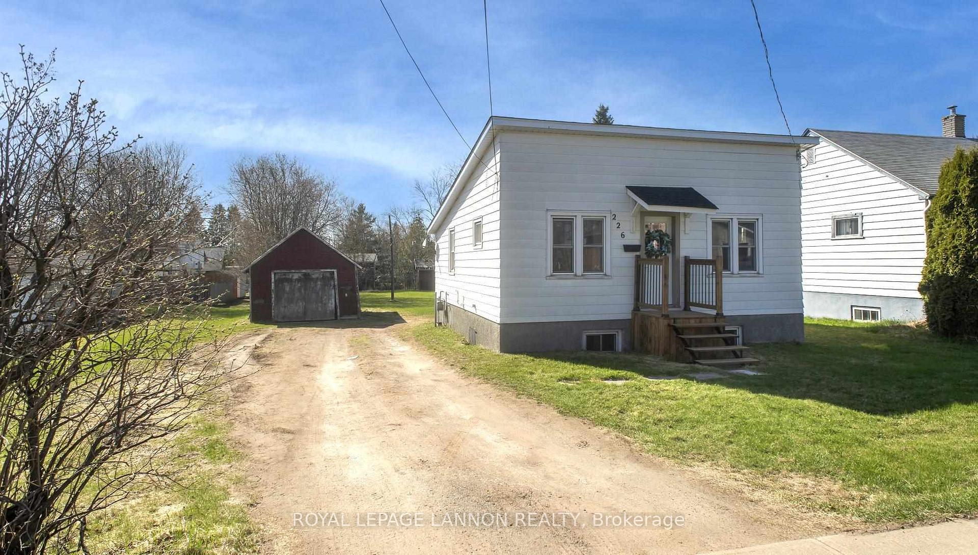 Photo 4 of 226 High Street, Thunder Bay, College Heights — HOMEH