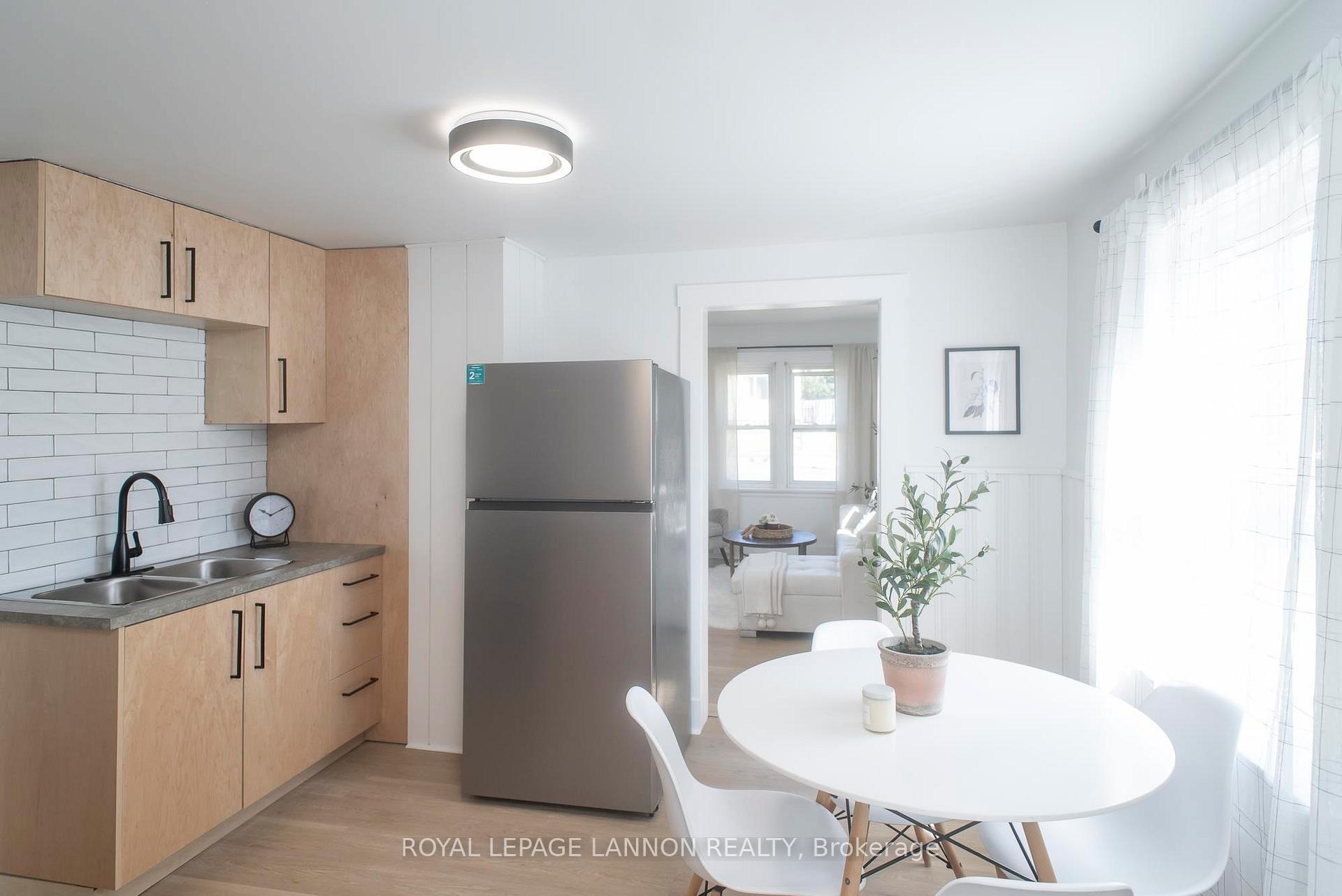 Photo 8 of 226 High Street, Thunder Bay, College Heights — HOMEH