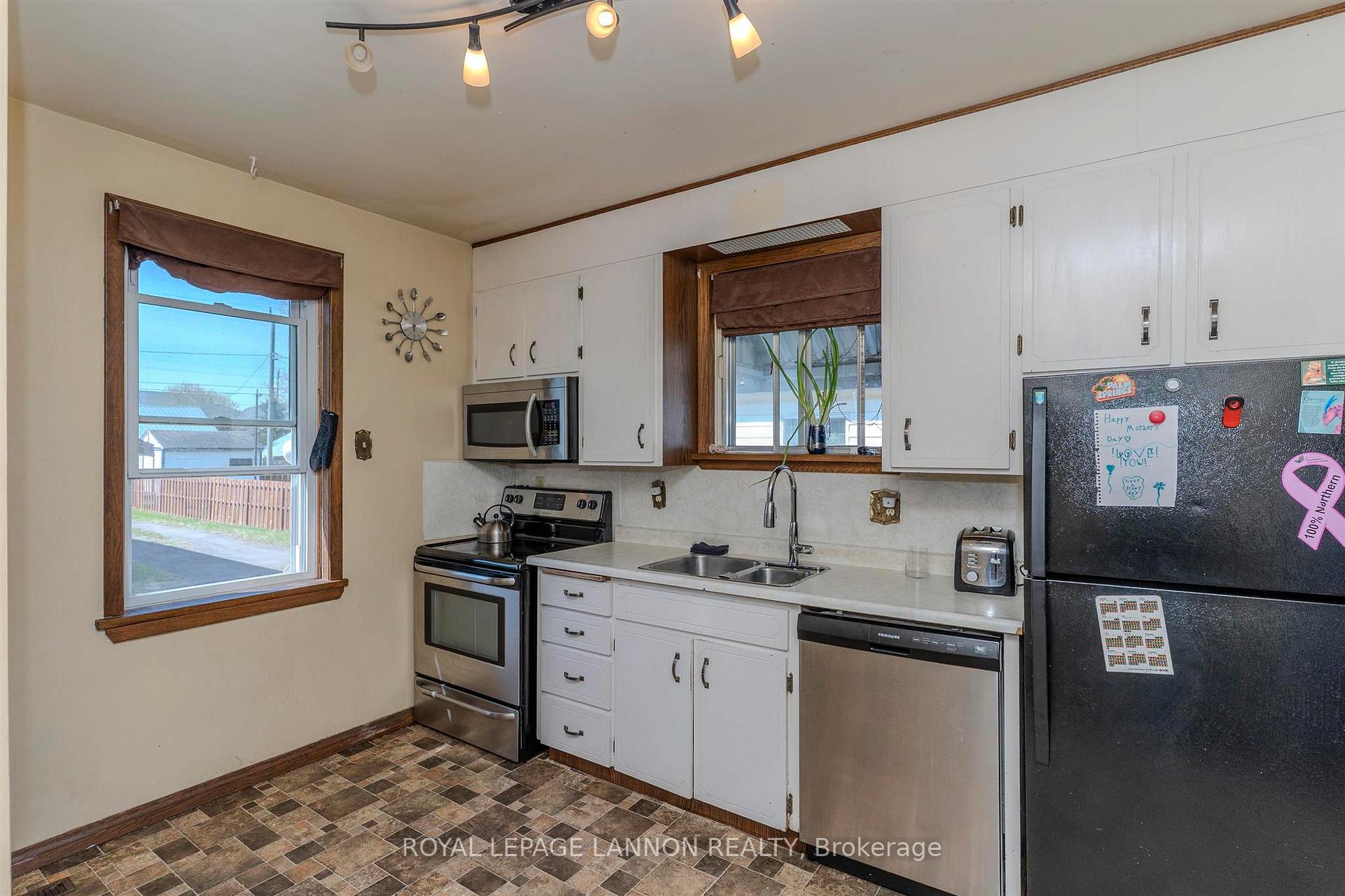 Photo 16 of 396 Mary Street E, Thunder Bay, Westfort — HOMEH