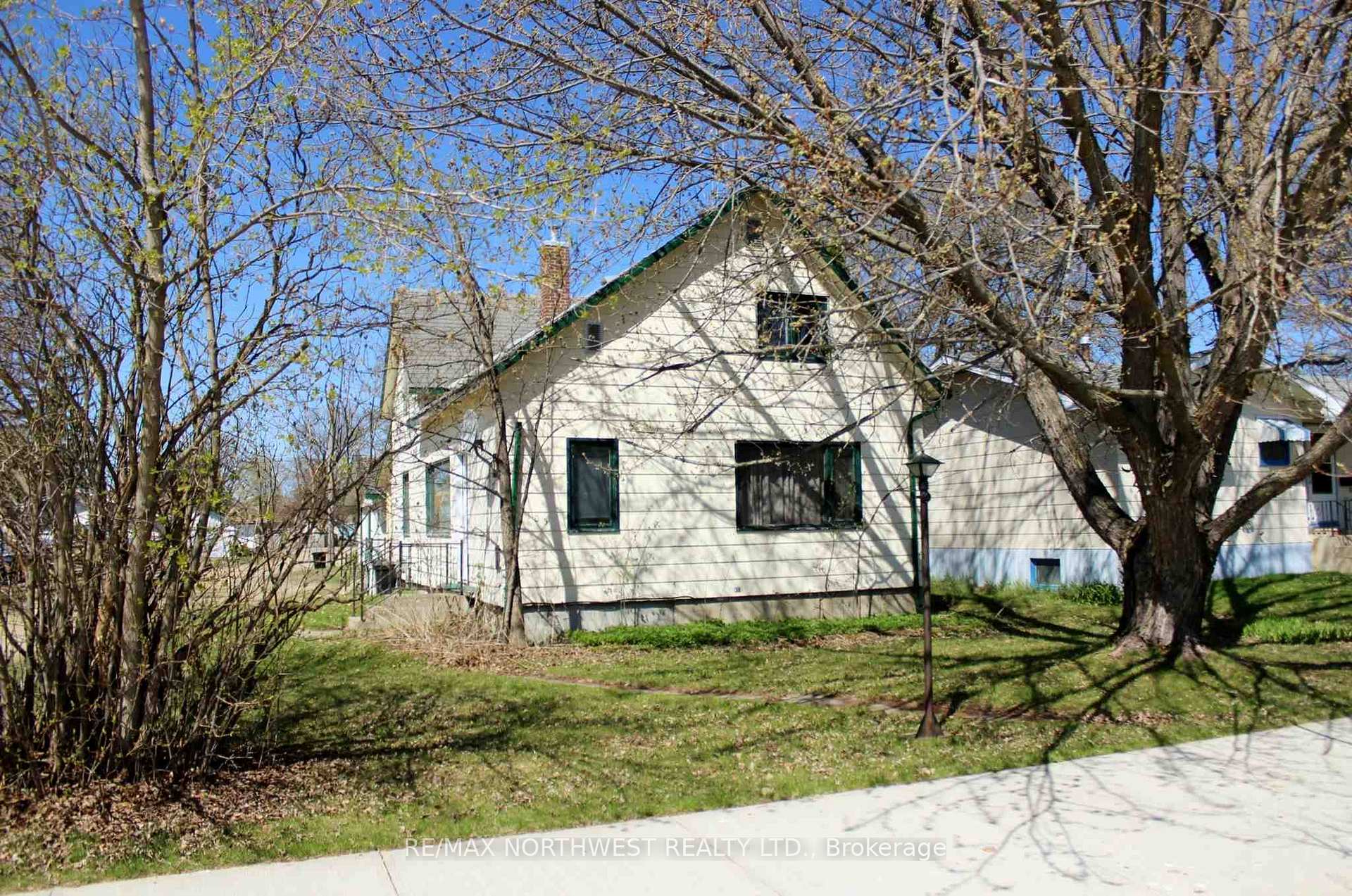 Photo 2 of 105 Fourth St, Rainy River — HOMEH