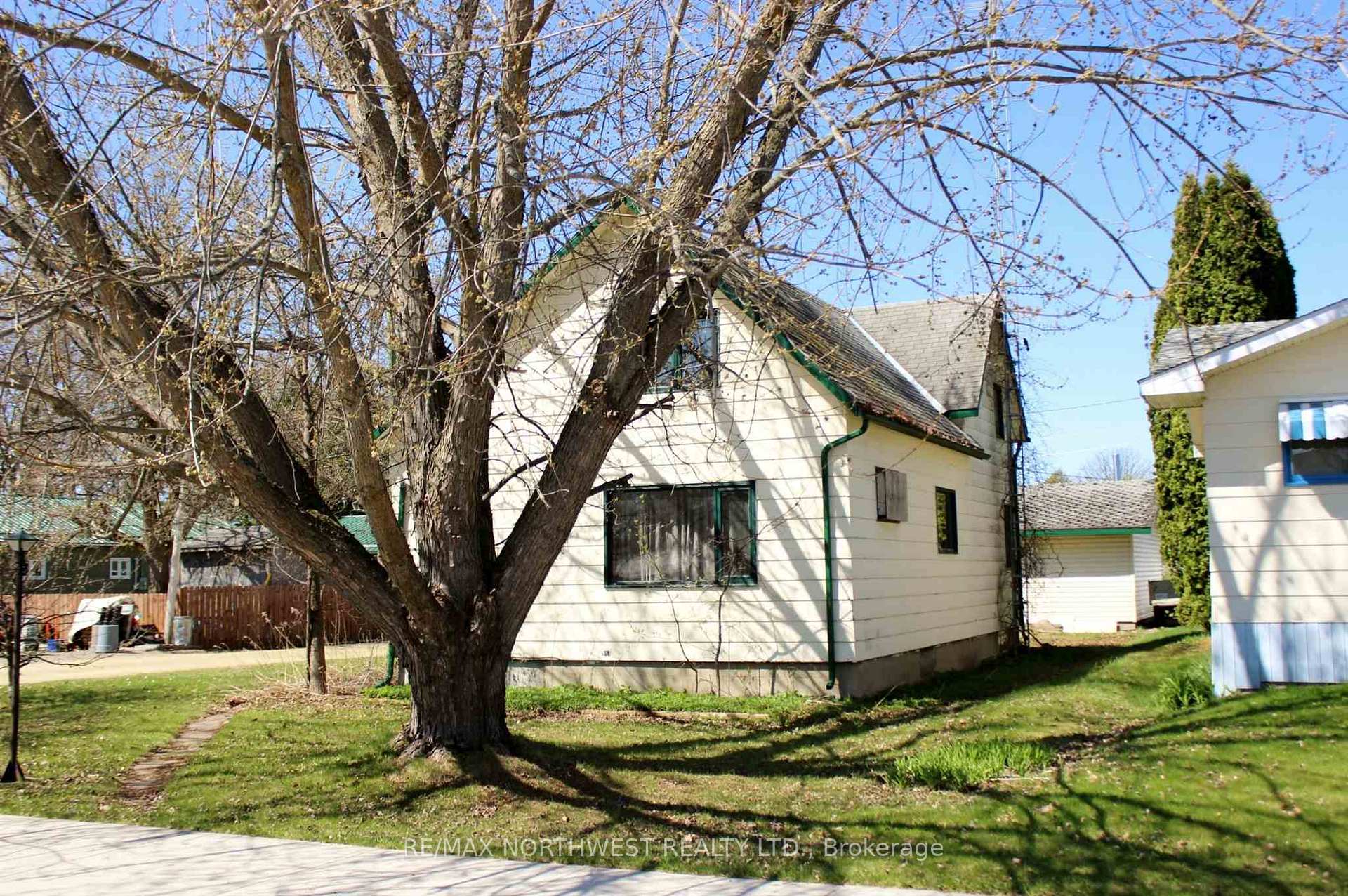 Photo 3 of 105 Fourth St, Rainy River — HOMEH