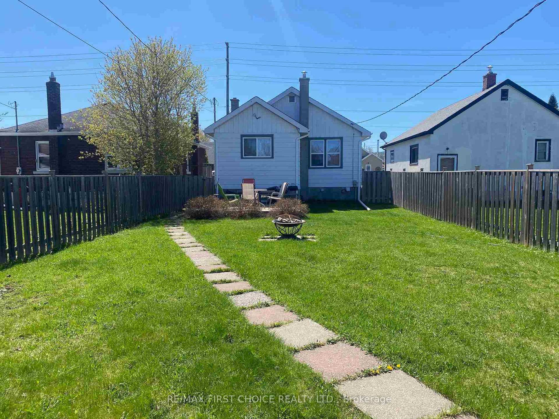 Photo 2 of 261 Mary Street E, Thunder Bay, Westfort — HOMEH