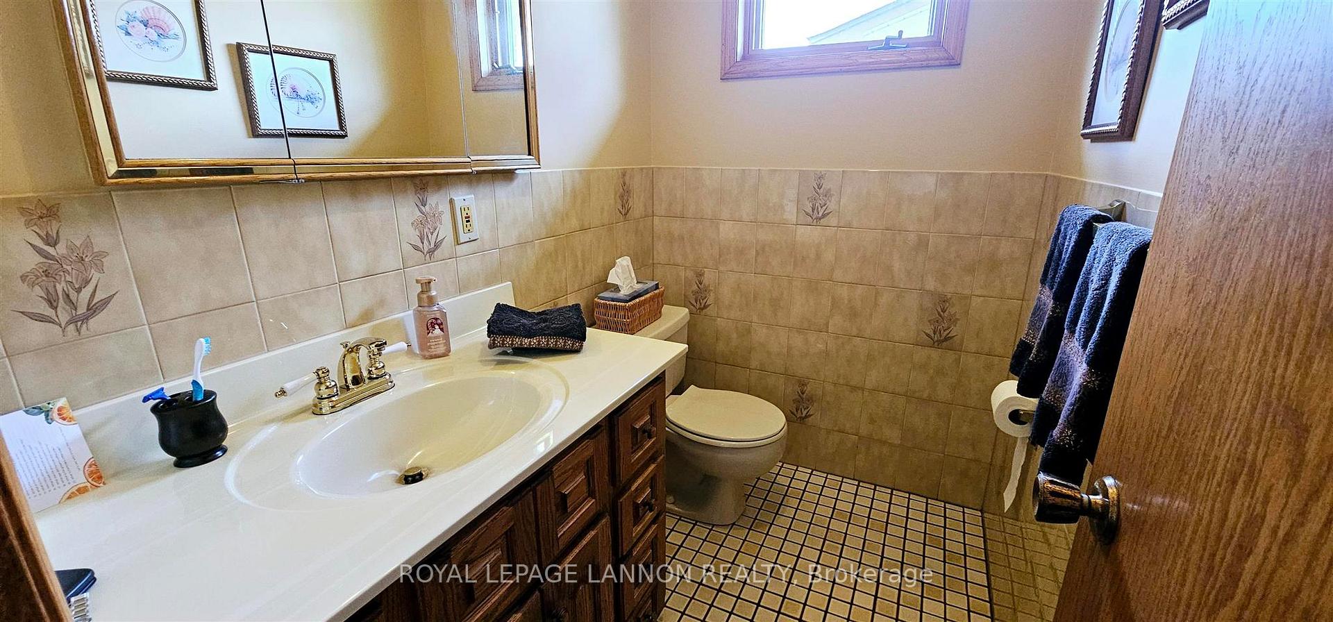 Photo 11 of 211 Masters Street, Thunder Bay, John Street North — HOMEH