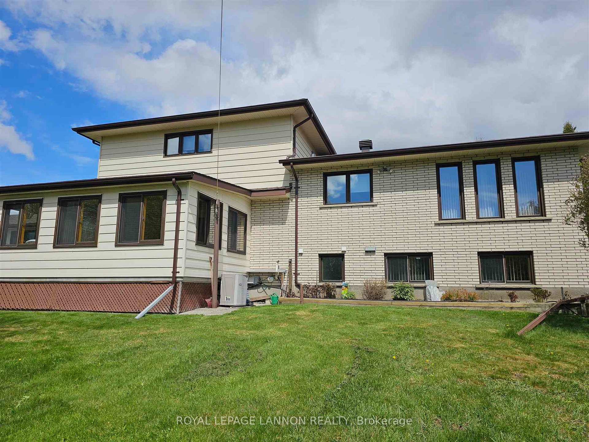 Photo 17 of 211 Masters Street, Thunder Bay, John Street North — HOMEH