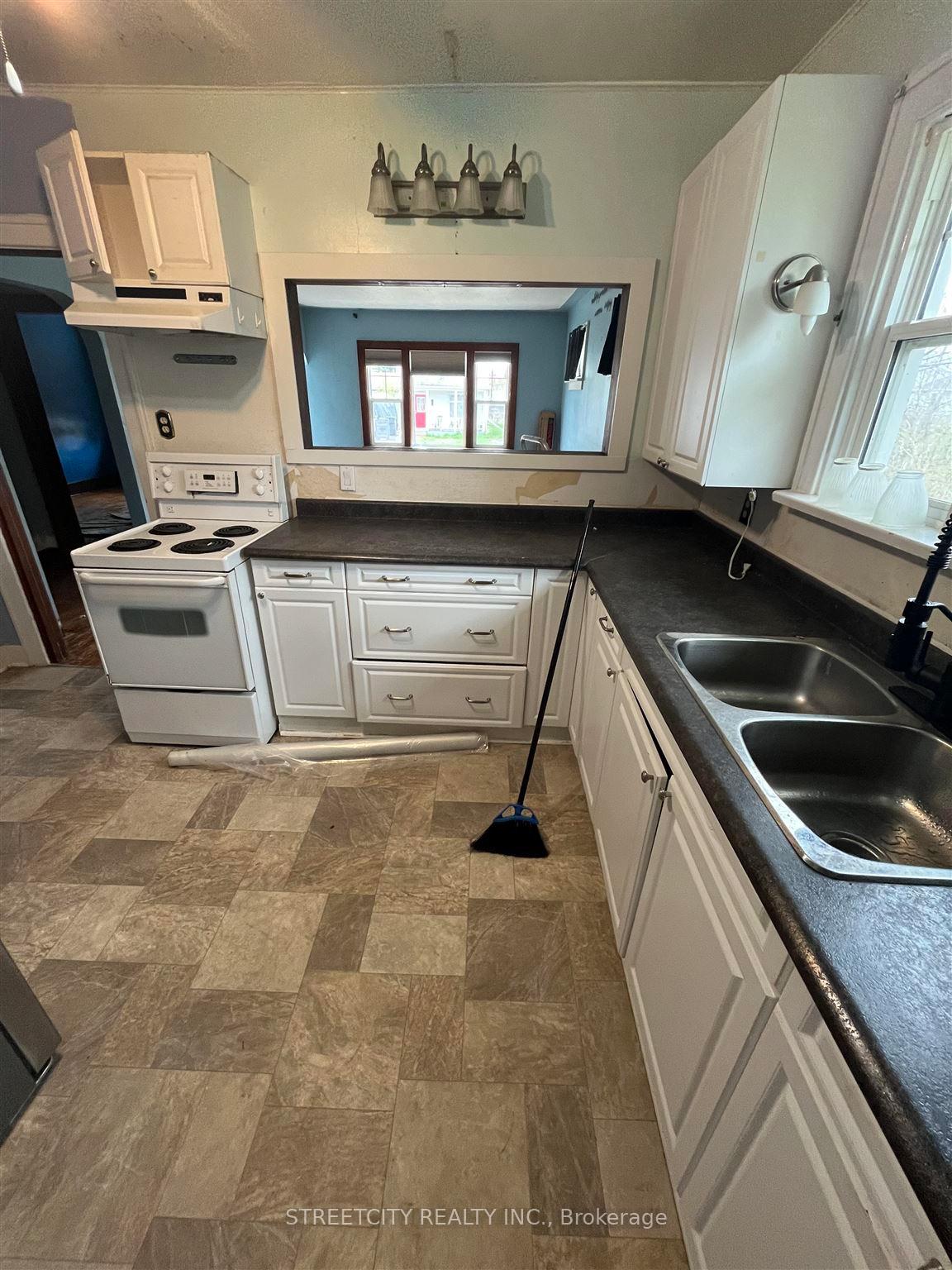 Photo 6 of 435 McKellar Street N, Thunder Bay, McKeller Park — HOMEH