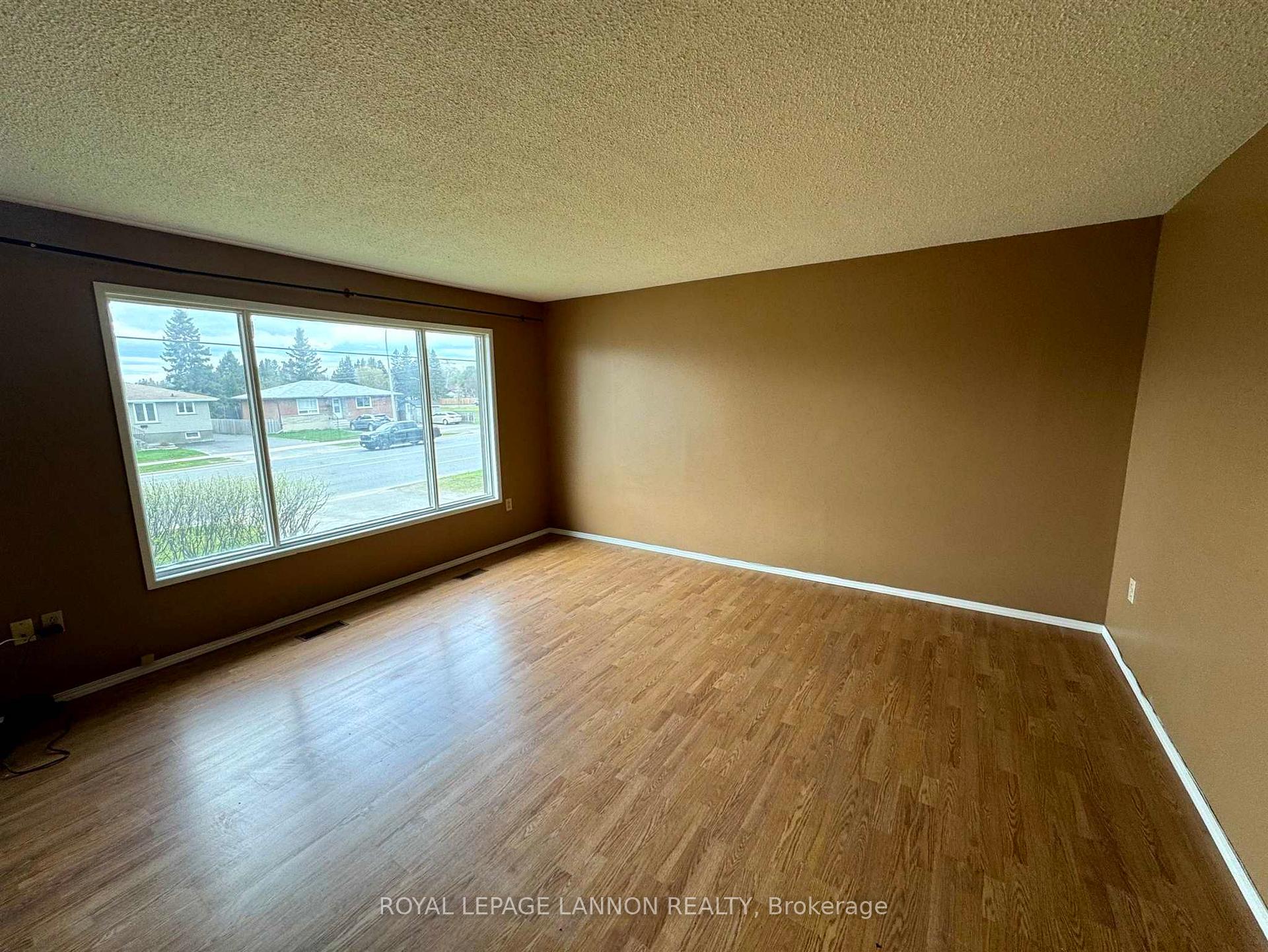 Photo 8 of 946 John Street, Thunder Bay, Forest Park — HOMEH