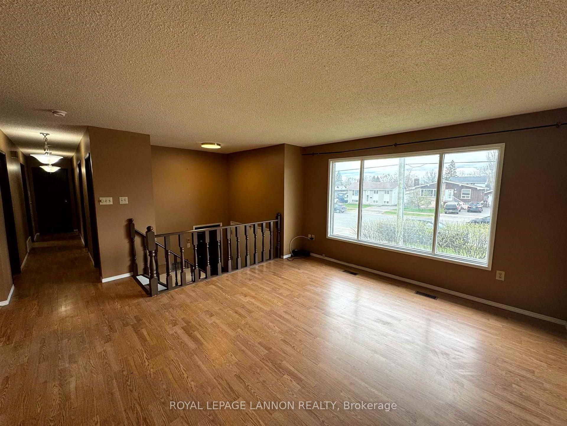 Photo 9 of 946 John Street, Thunder Bay, Forest Park — HOMEH
