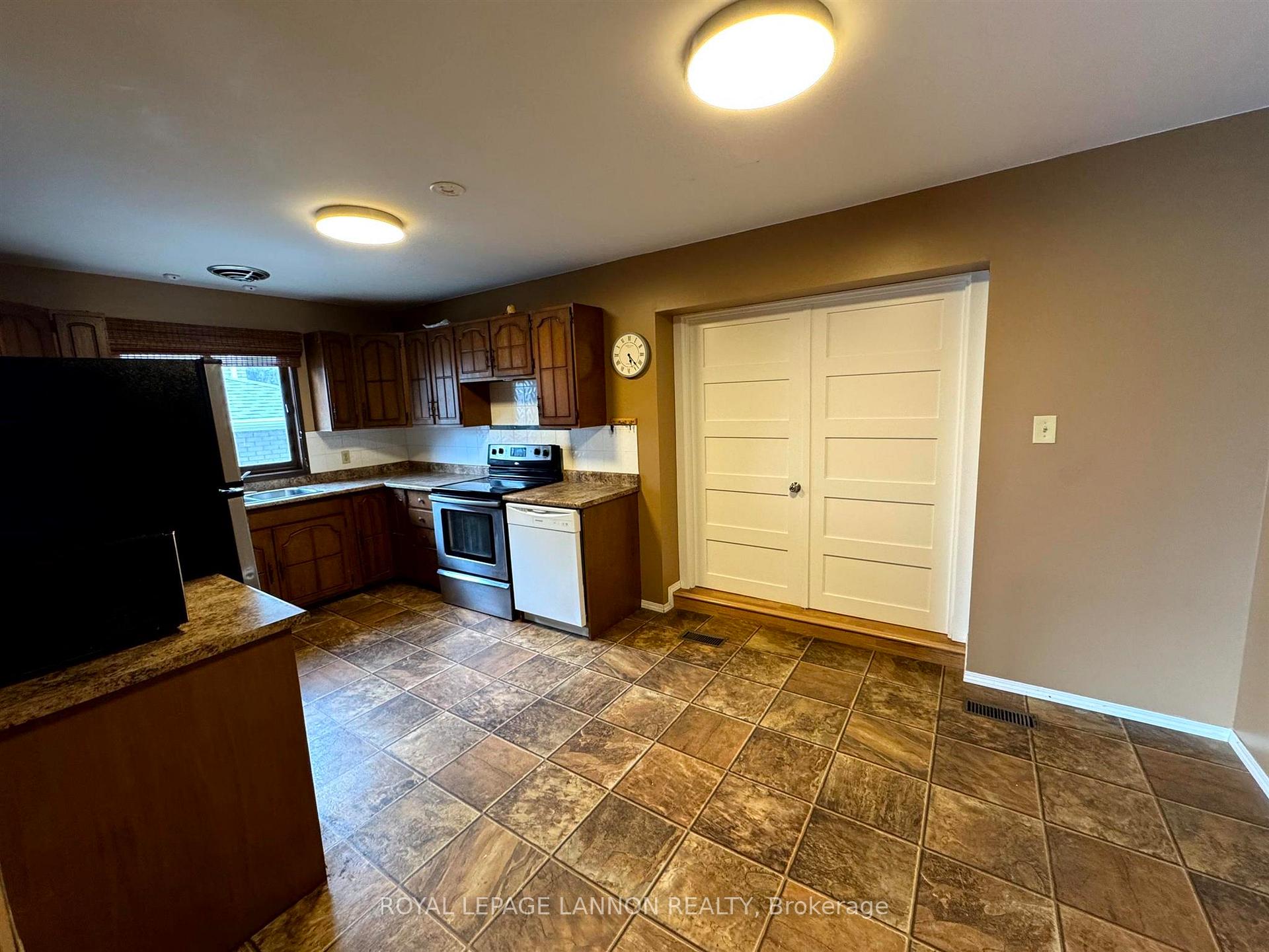 Photo 11 of 946 John Street, Thunder Bay, Forest Park — HOMEH