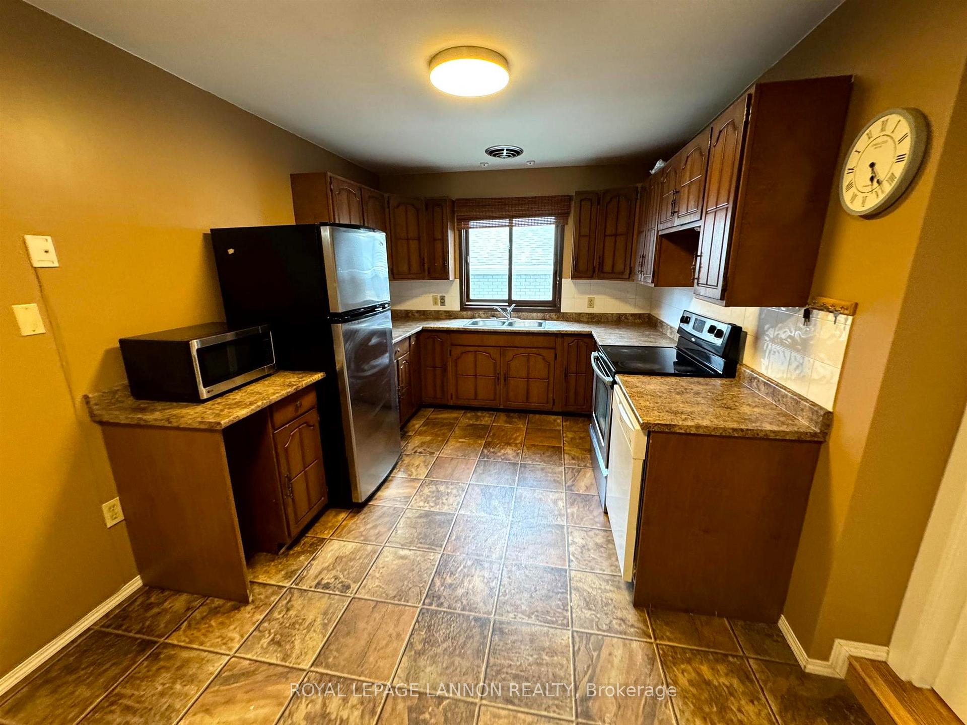 Photo 12 of 946 John Street, Thunder Bay, Forest Park — HOMEH