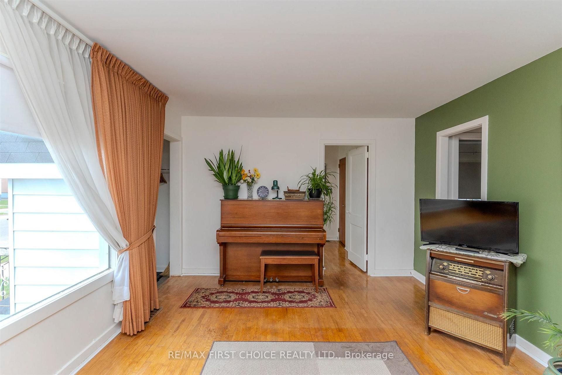 Photo 3 of 355 Francis Street E, Thunder Bay, Westfort — HOMEH