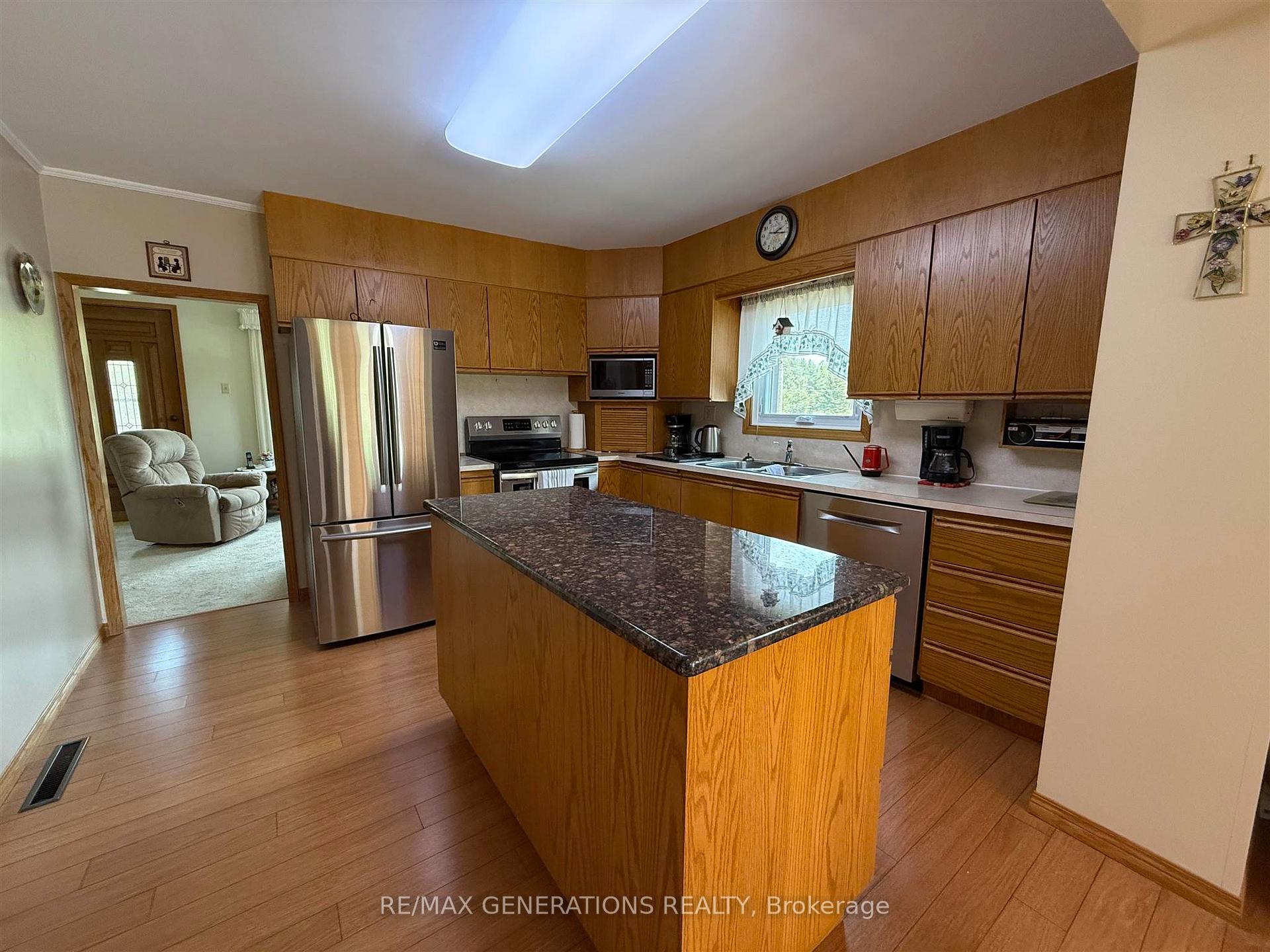 Photo 4 of 2344 Broadway Avenue, Thunder Bay, Rosslyn Road — HOMEH