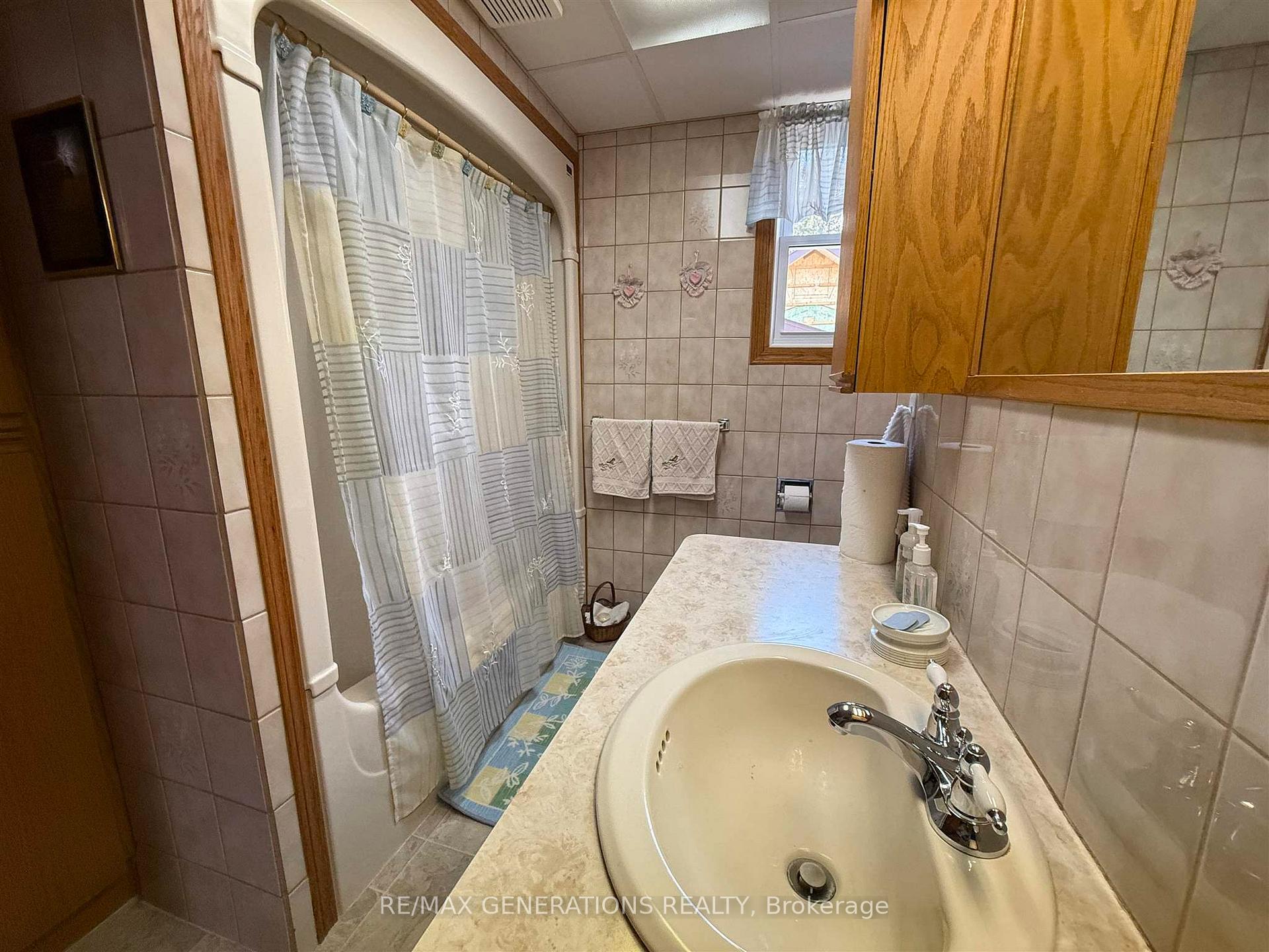 Photo 13 of 2344 Broadway Avenue, Thunder Bay, Rosslyn Road — HOMEH