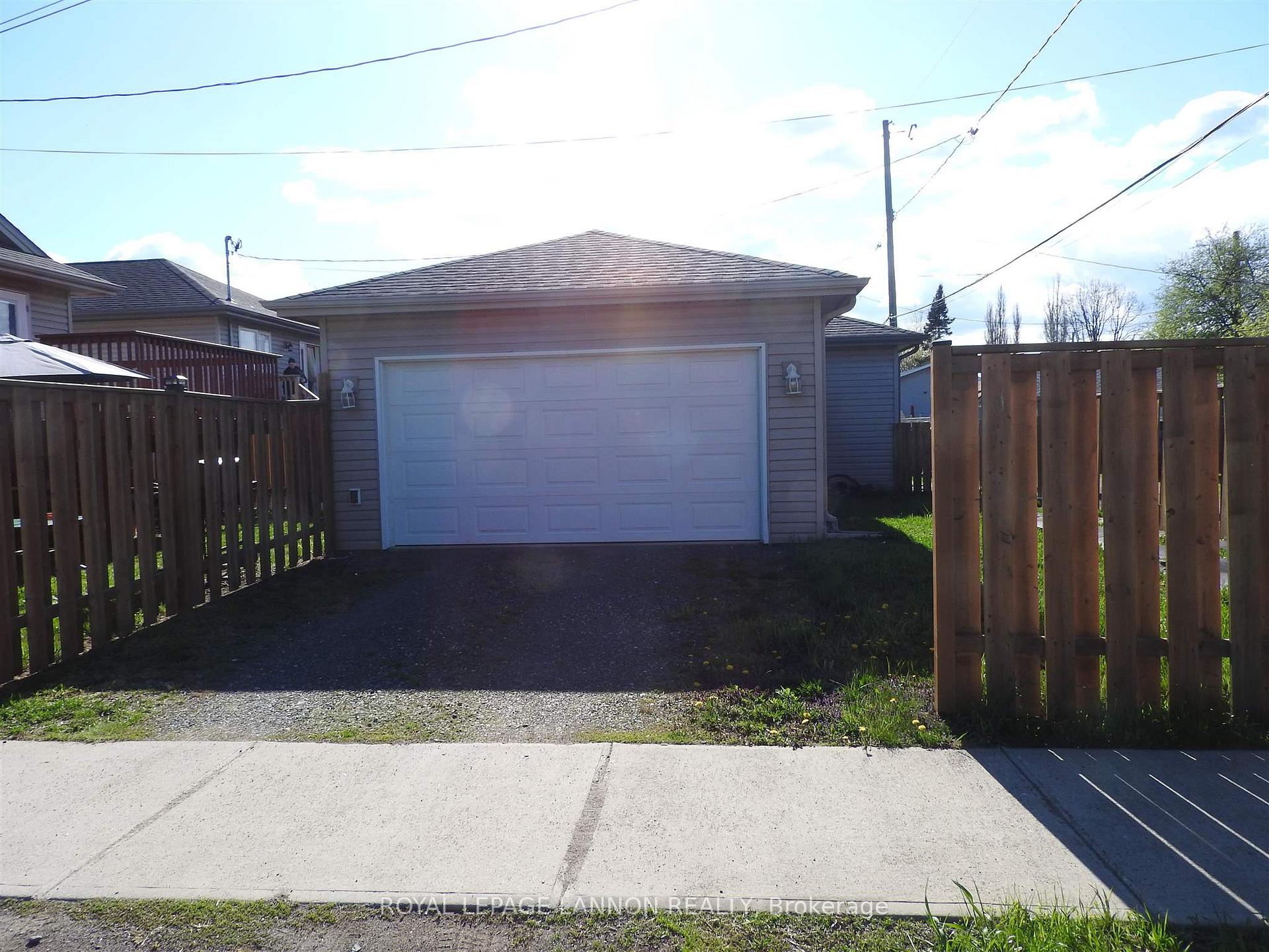 Photo 2 of 901 Stapleton Street, Thunder Bay, Westfort — HOMEH