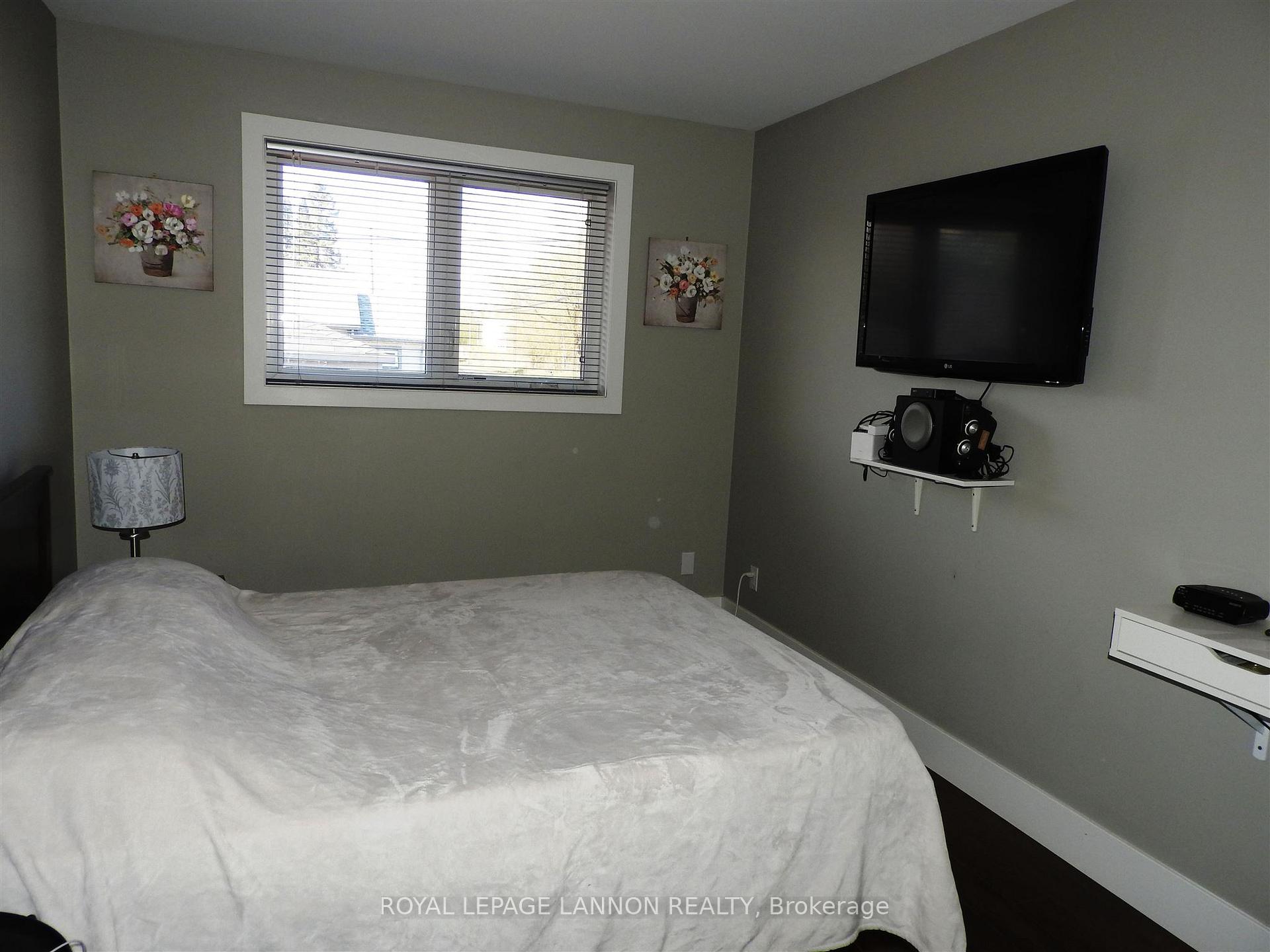 Photo 12 of 901 Stapleton Street, Thunder Bay, Westfort — HOMEH