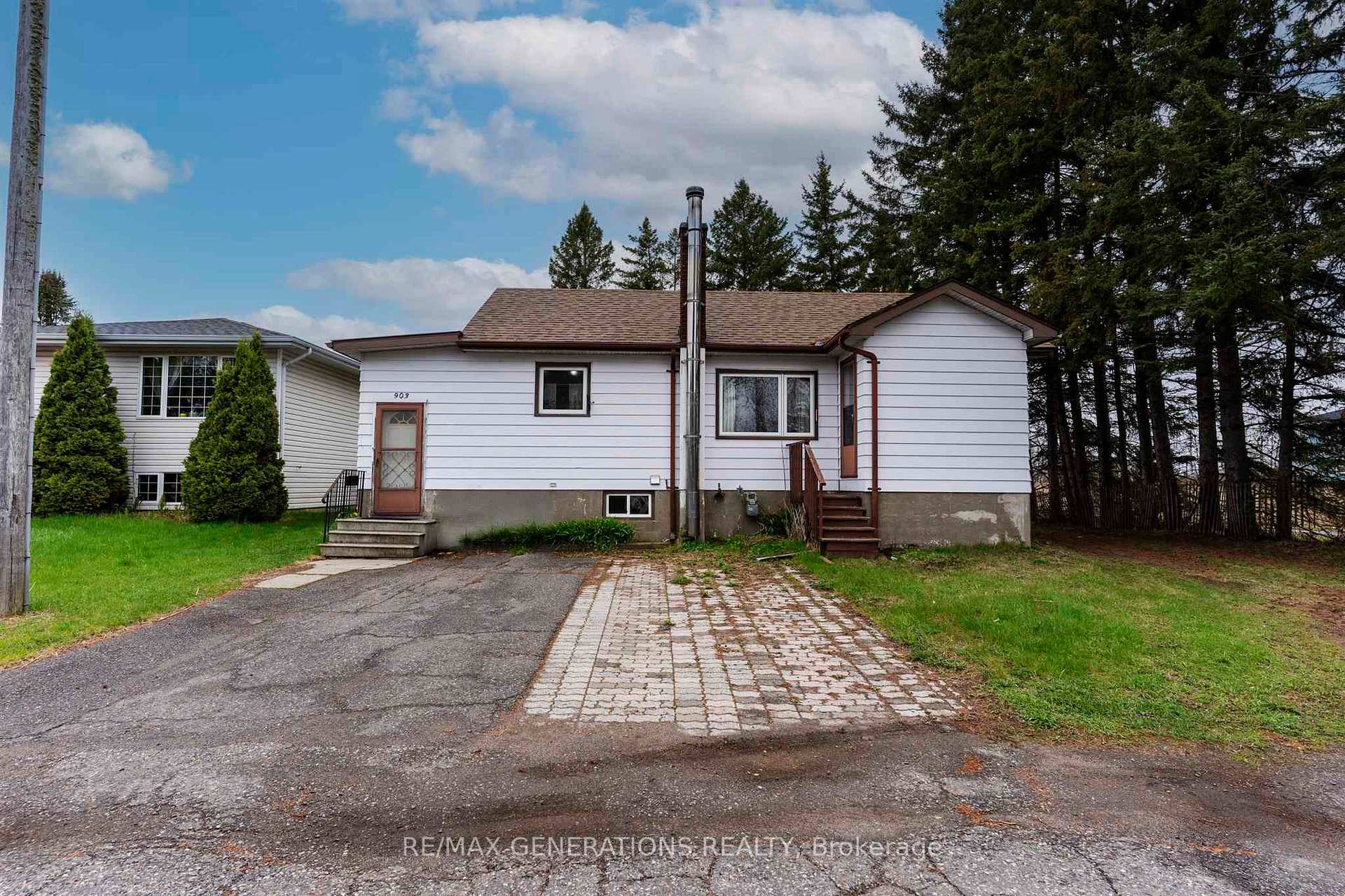 Photo 1 of 903 Centre Avenue, Thunder Bay, Westfort — HOMEH
