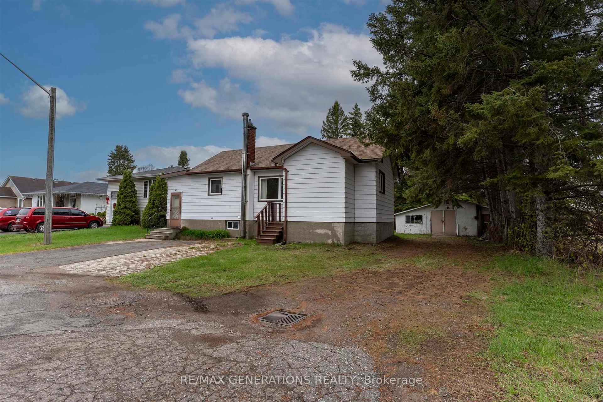 Photo 2 of 903 Centre Avenue, Thunder Bay, Westfort — HOMEH