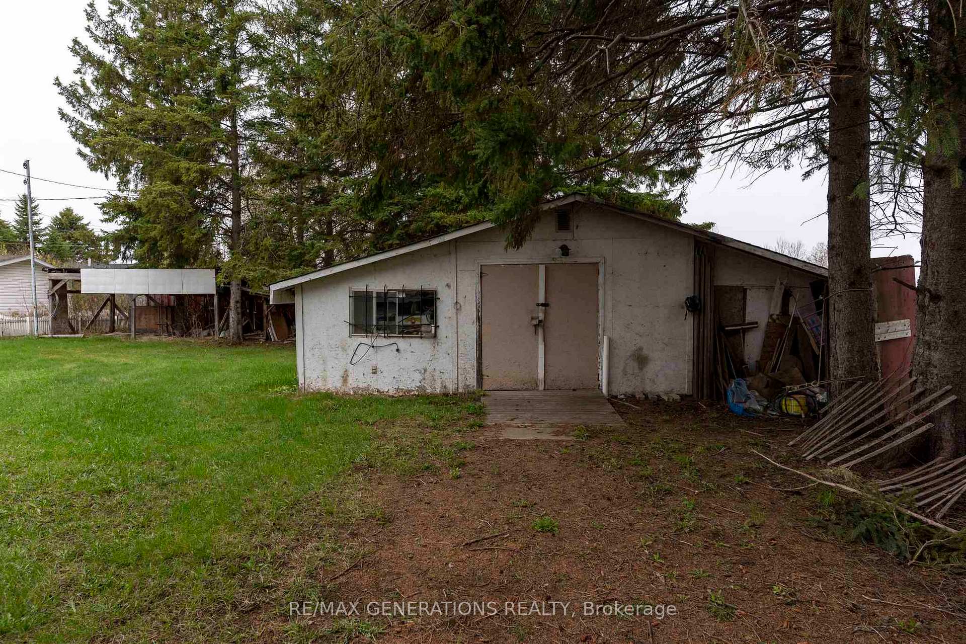 Photo 3 of 903 Centre Avenue, Thunder Bay, Westfort — HOMEH