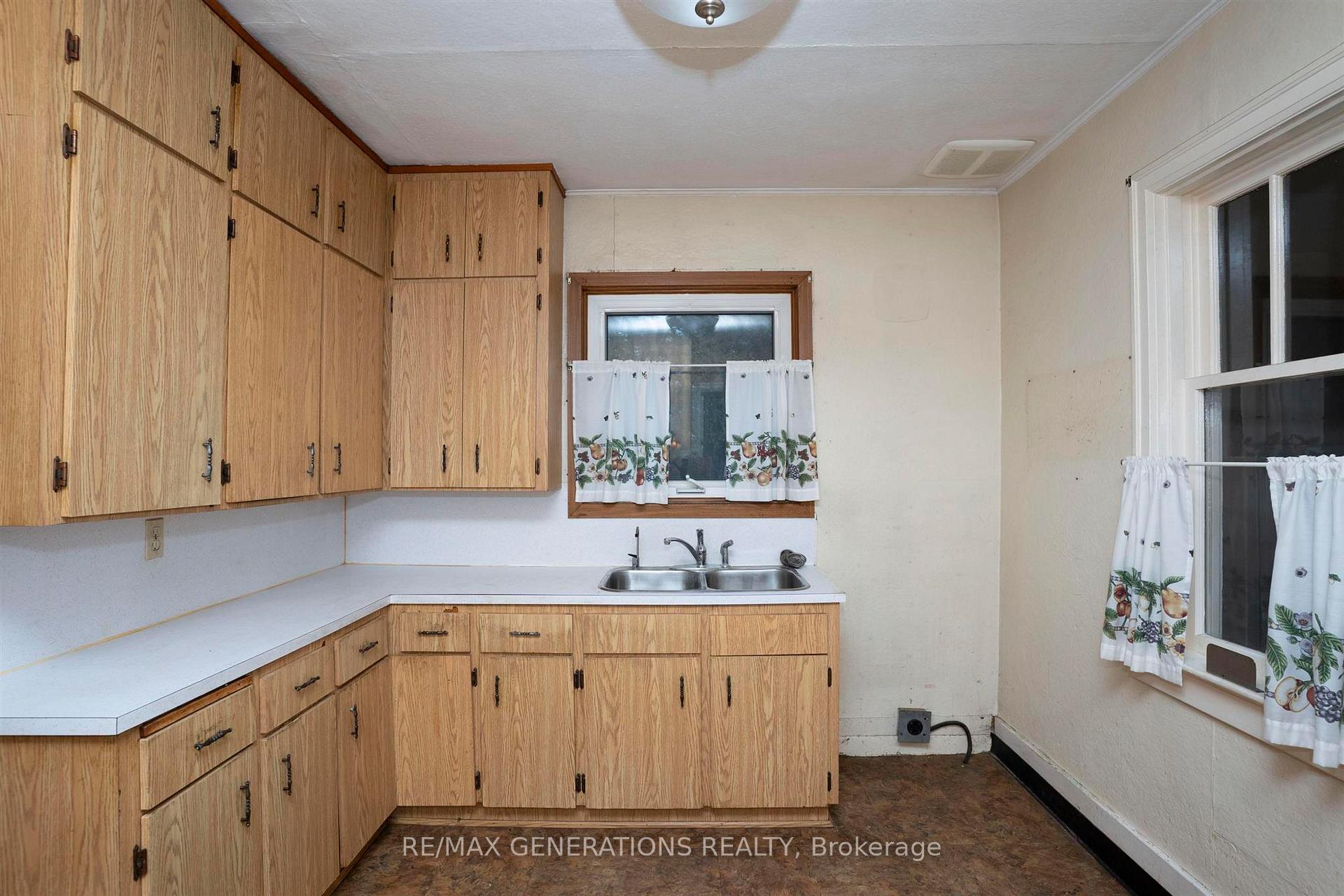 Photo 4 of 903 Centre Avenue, Thunder Bay, Westfort — HOMEH