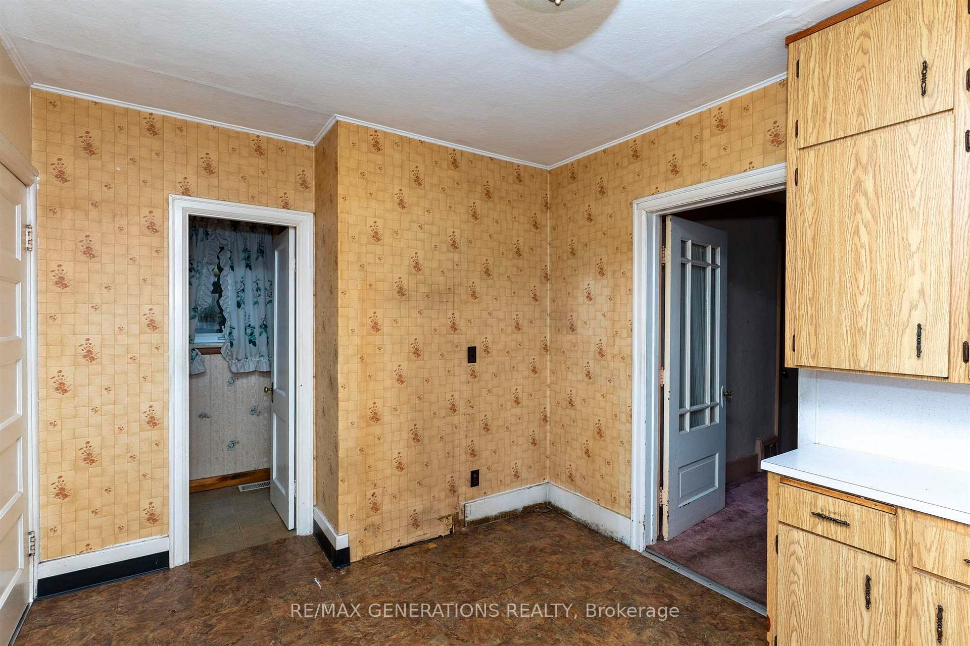 Photo 5 of 903 Centre Avenue, Thunder Bay, Westfort — HOMEH