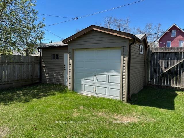 Photo 3 of 423 Catherine Street, Thunder Bay, Hyde Park — HOMEH