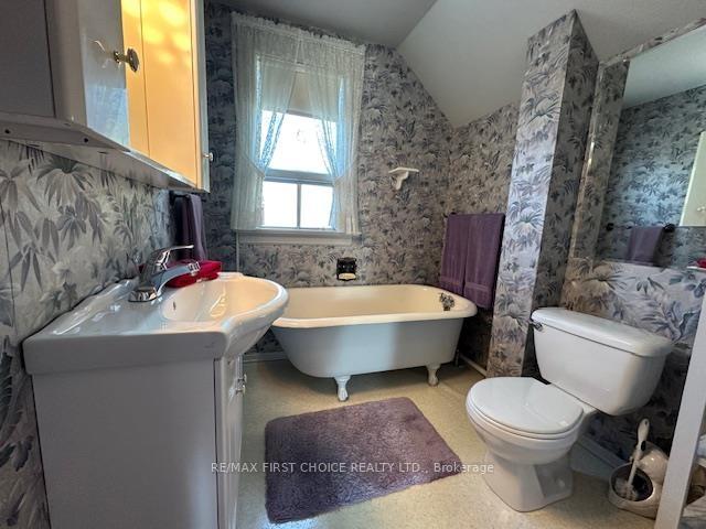 Photo 16 of 423 Catherine Street, Thunder Bay, Hyde Park — HOMEH