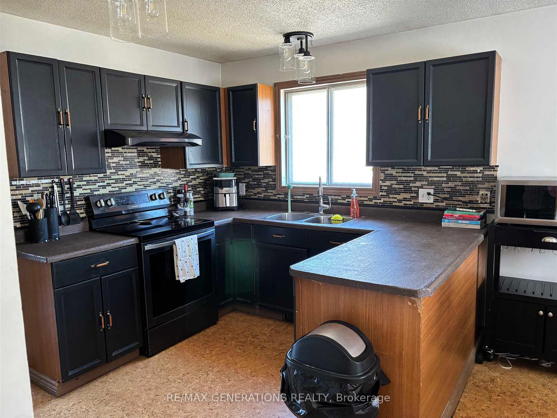 Photo 8 of 55 Jackson Crescent, Marathon — HOMEH
