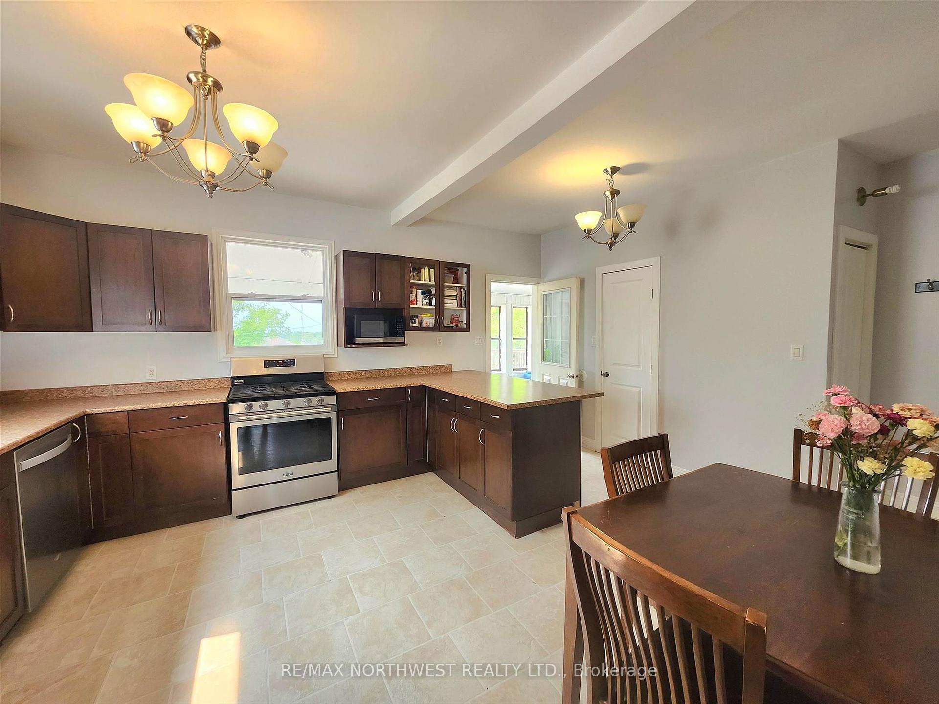 Photo 11 of 317 Second Street North, Kenora, North End — HOMEH