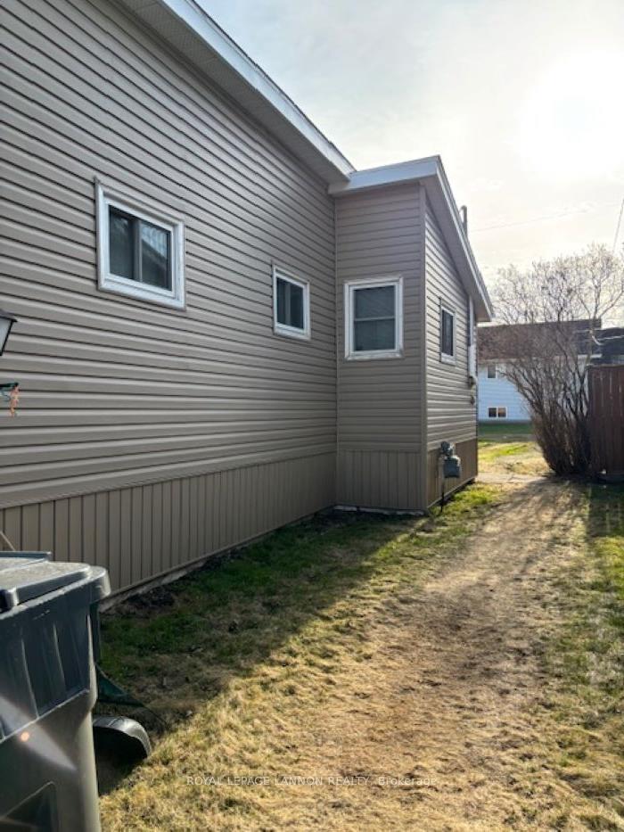 Photo 3 of 902 McIntosh Street, Thunder Bay, East End — HOMEH