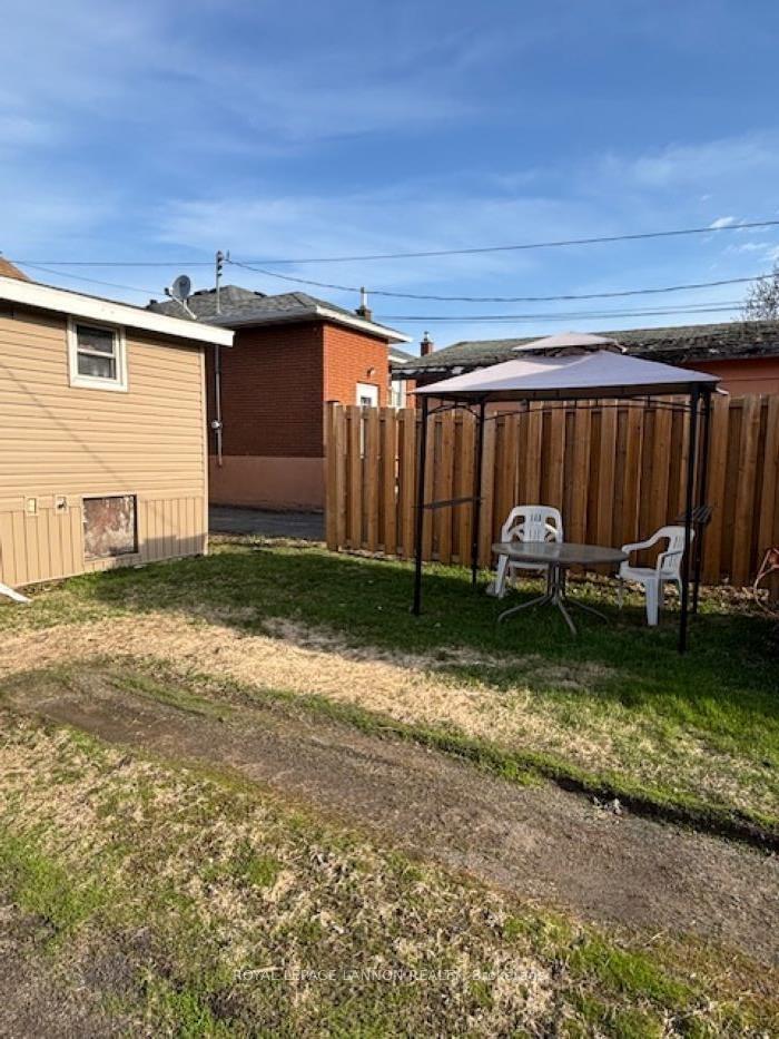 Photo 5 of 902 McIntosh Street, Thunder Bay, East End — HOMEH