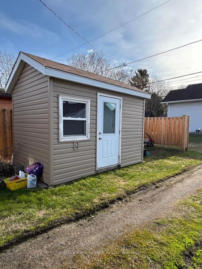 Photo 6 of 902 McIntosh Street, Thunder Bay, East End — HOMEH