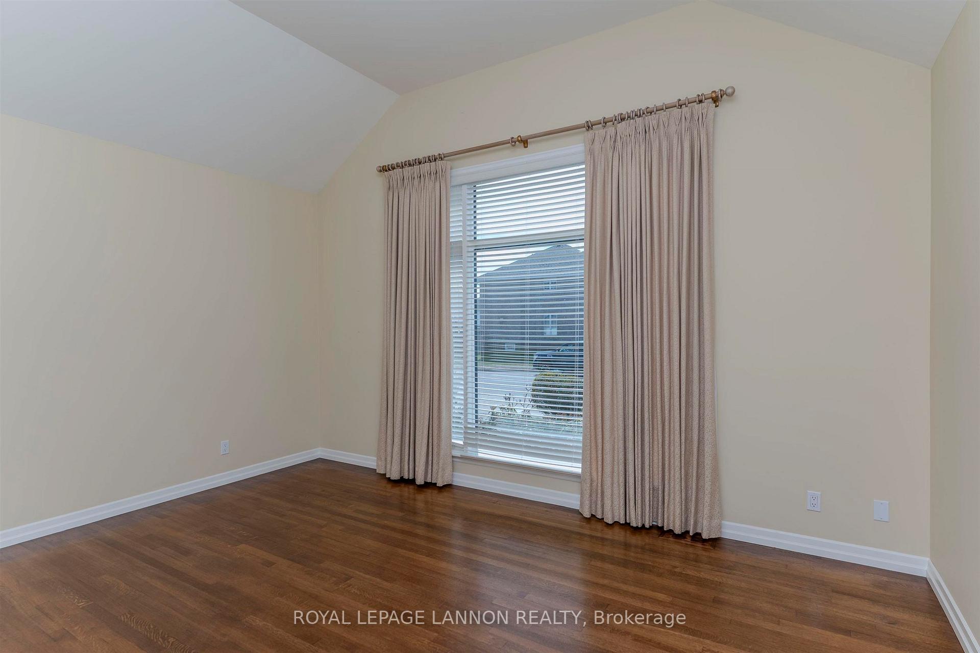 Photo 3 of 356 Fairbrooke Crescent, Thunder Bay, River Terrace — HOMEH