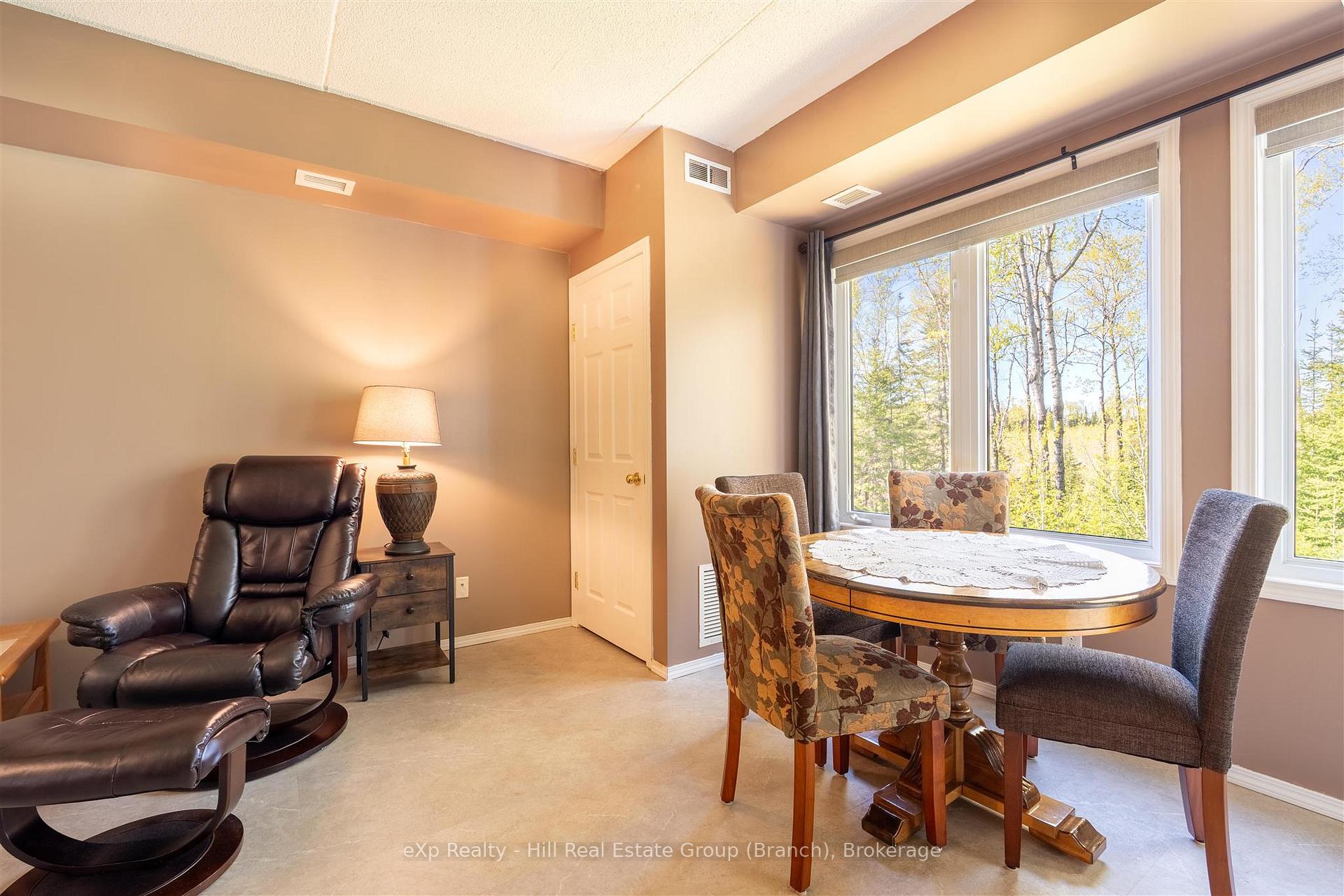 Photo 5 of Unit 204, 315 Hilldale, Thunder Bay, Dawson Heights — HOMEH