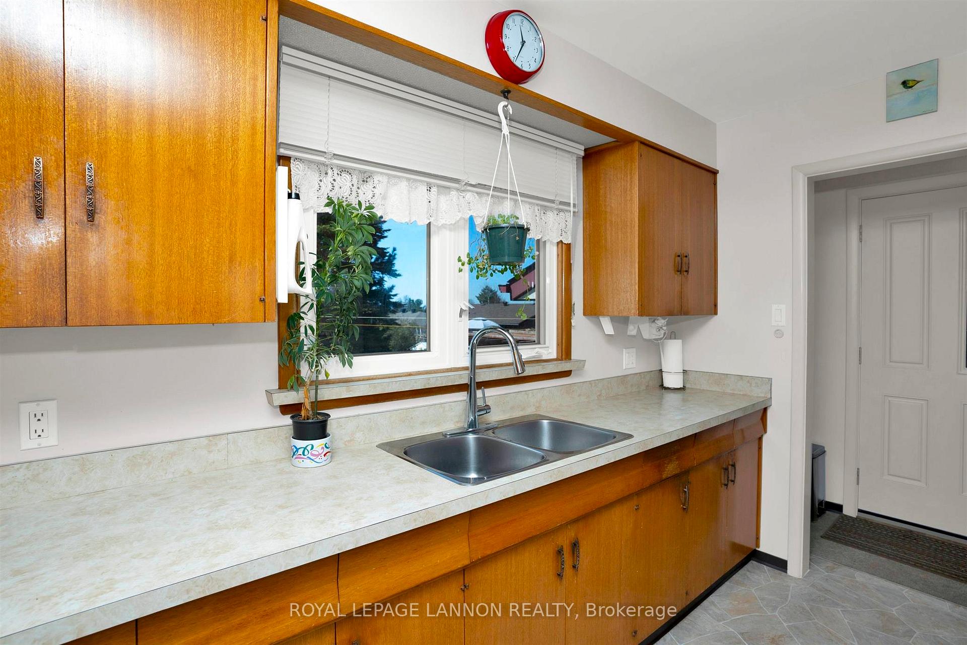 Photo 14 of 429 Elliott Street, Thunder Bay, Current River — HOMEH