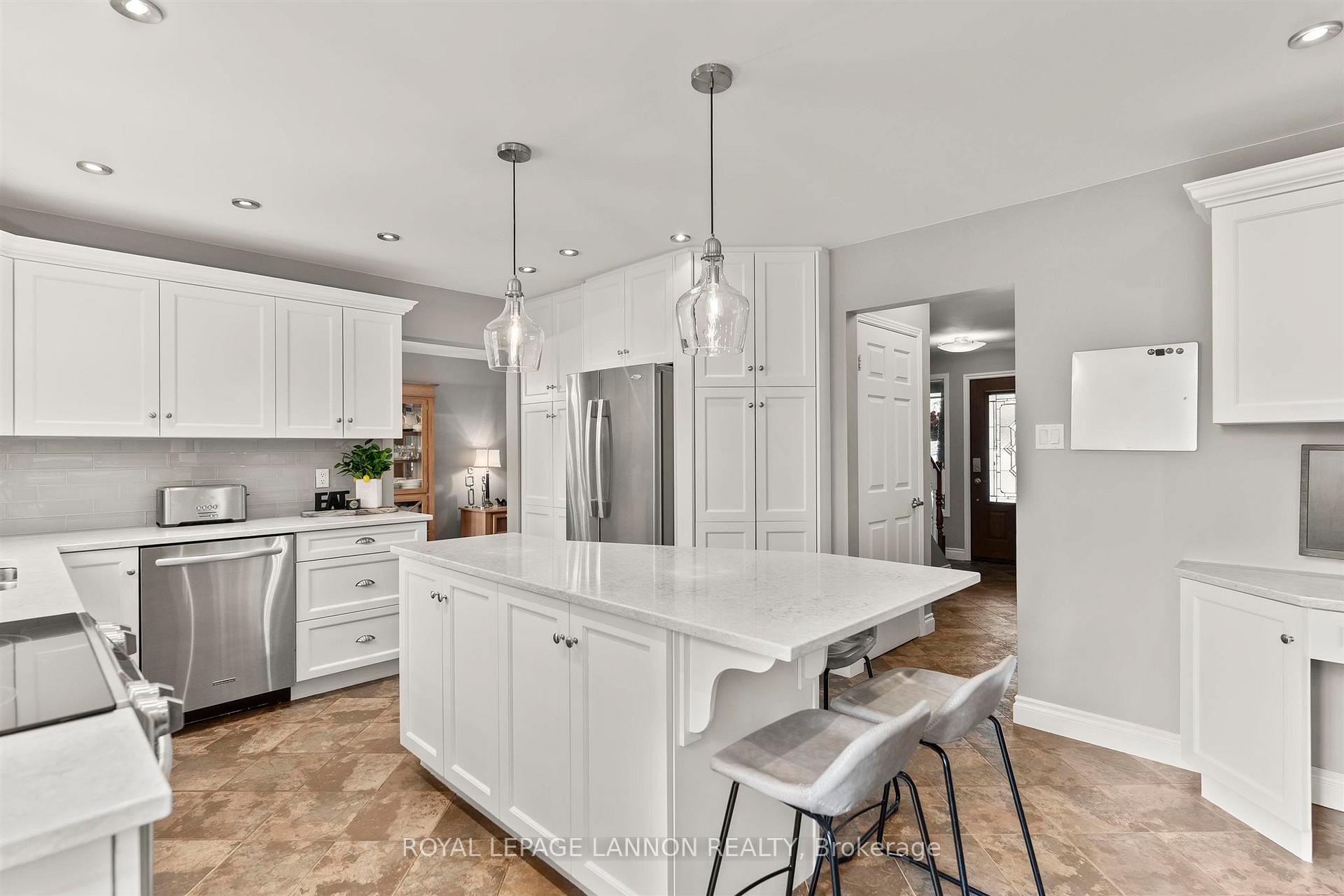 Photo 8 of 146 Iris Crescent, Thunder Bay, Dawson Heights — HOMEH