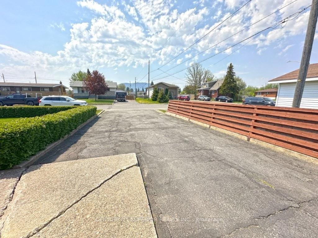 Photo 3 of 139 Gordon Street, Thunder Bay, Green Acres — HOMEH