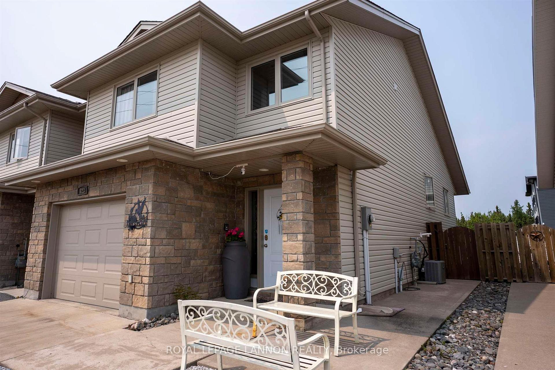 Photo 2 of 723 Weiler Boulevard, Thunder Bay, Parkdale — HOMEH
