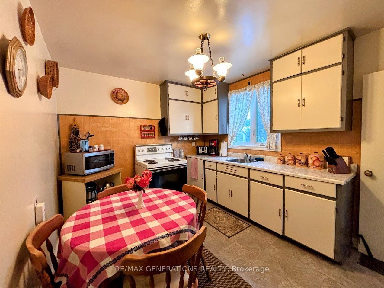 Photo 7 of 18 Ohsweken Road, Manitouwadge — HOMEH