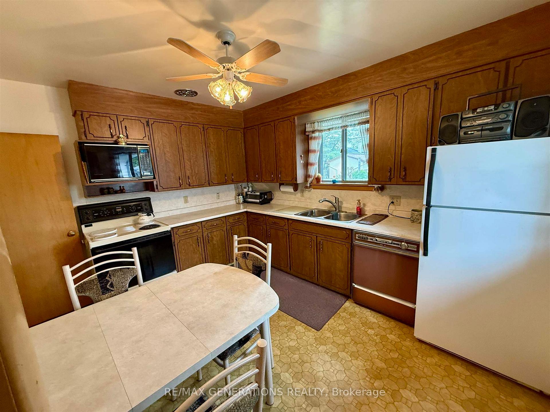 Photo 3 of 418 Heather Crescent, Thunder Bay, Green Acres — HOMEH