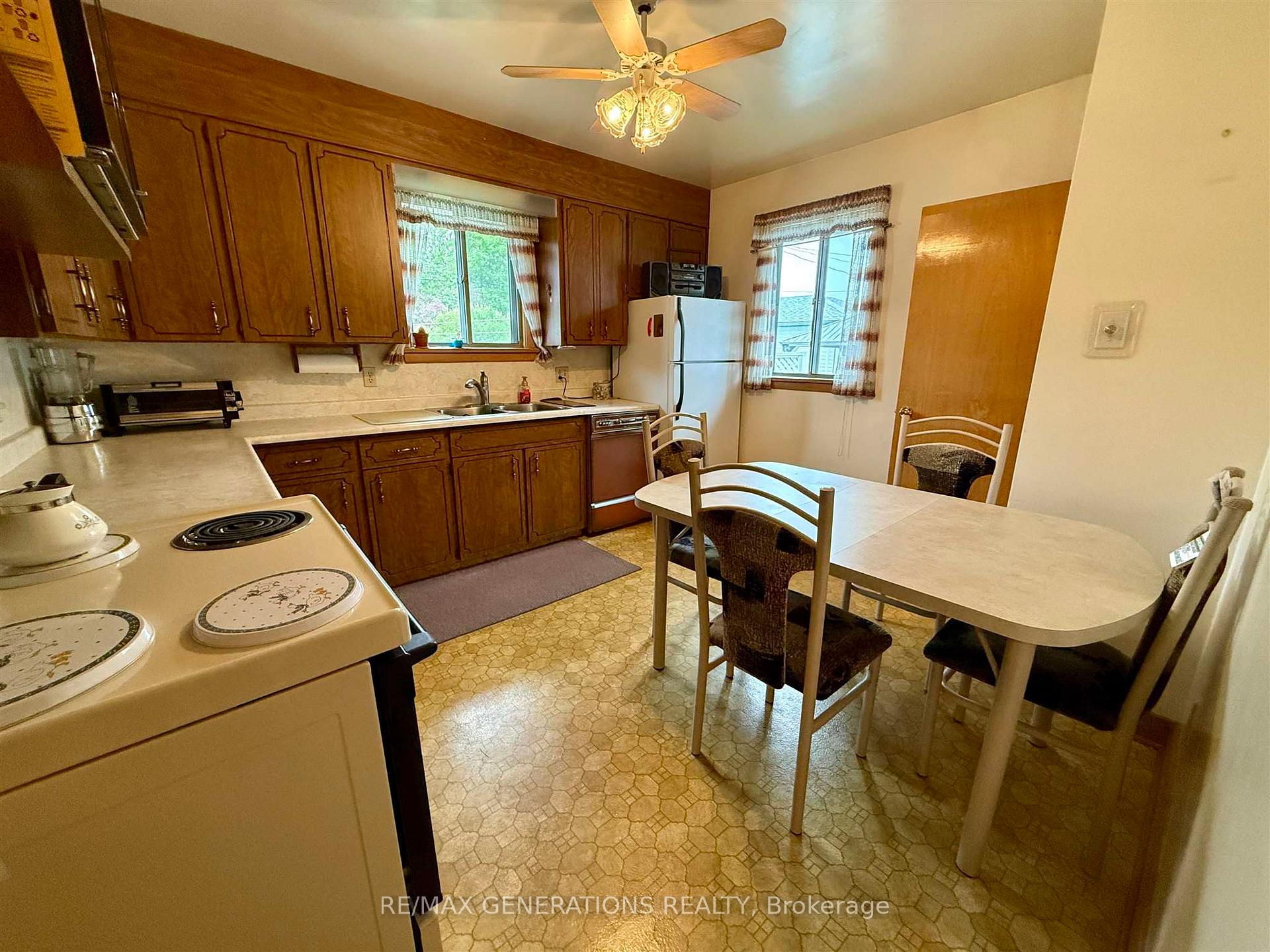 Photo 4 of 418 Heather Crescent, Thunder Bay, Green Acres — HOMEH